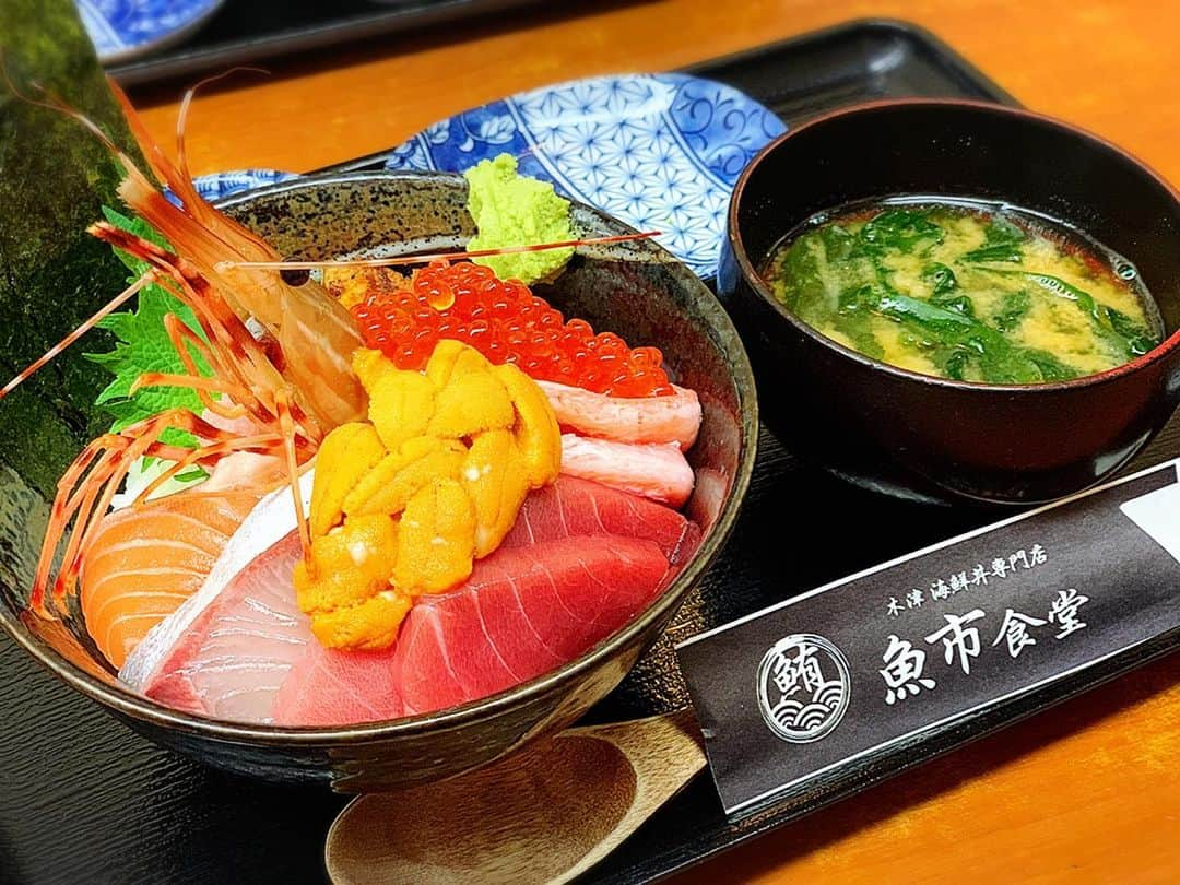 まんまるともぴーさんのインスタグラム写真 - (まんまるともぴーInstagram)「【HAPPY MERRY 海鮮丼🦐🦀🐙🐟✨】﻿ ﻿ ﻿ 🎄クリスマスイブ🎅のランチは﻿ 大国町にある﻿木津市場の @kaisen.uoichi さんにて 豪華に海の幸を頂いて来ました〜💕﻿ ﻿ 外国人観光客もたくさんいて﻿ やはり海鮮は大人気❤️﻿ ﻿ 見た目もお腹も大喜びの﻿ 美味しいお昼ごはんは﻿ 沖縄在住の美しい姫さま👸✨ @yumiko_himemiya  さんと﻿ 恋バナも弾んでより美味しく💖﻿ ﻿  木津卸売市場では 12/28に年末最後の朝市があるので﻿ こちらも楽しみ〜😁❣️﻿ ﻿ どなたか是非ゼヒ﻿ ご一緒してくださ〜い💕（笑）  #木津市場  #木津卸売市場  #海鮮丼  #海鮮丼ランチ  #海鮮丼好きな人と繋がりたい  #大国町  #大国町ランチ  #大国町グルメ  #クリスマスイブデート  #クリスマスイブ🎅  #大阪グルメ  #大阪ランチ」12月24日 15時18分 - manmarutomop