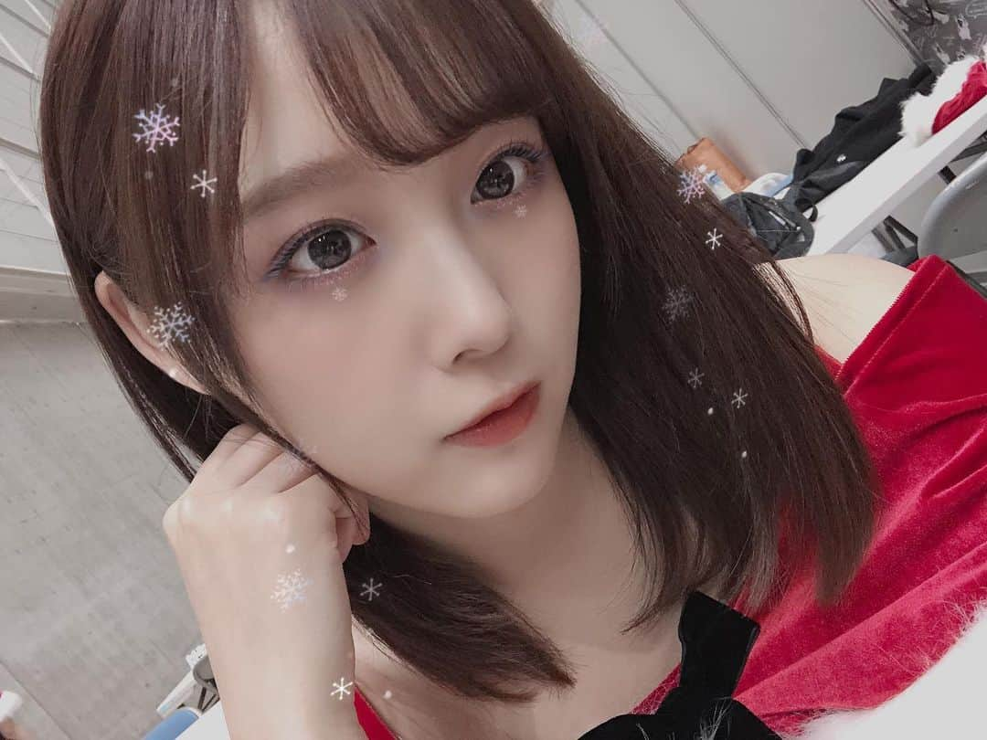 鎌田菜月さんのインスタグラム写真 - (鎌田菜月Instagram)「Merry Xmas ❄︎ ラスト握手会はサンタさん握手会でした🎄🎁 衣装さんにお任せしたら、オフショルサンタさんになったよ。 素敵なイブをお過ごしください☺️ #xmas #santaclaus #b612 #selfie #snow #ootd」12月24日 15時22分 - nacky_k829