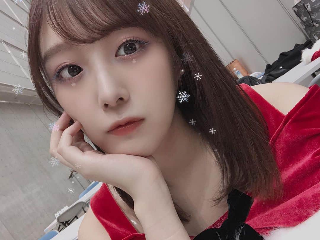 のインスタグラム：「Merry Xmas ❄︎ ラスト握手会はサンタさん握手会でした🎄🎁 衣装さんにお任せしたら、オフショルサンタさんになったよ。 素敵なイブをお過ごしください☺️ #xmas #santaclaus #b612 #selfie #snow #ootd」