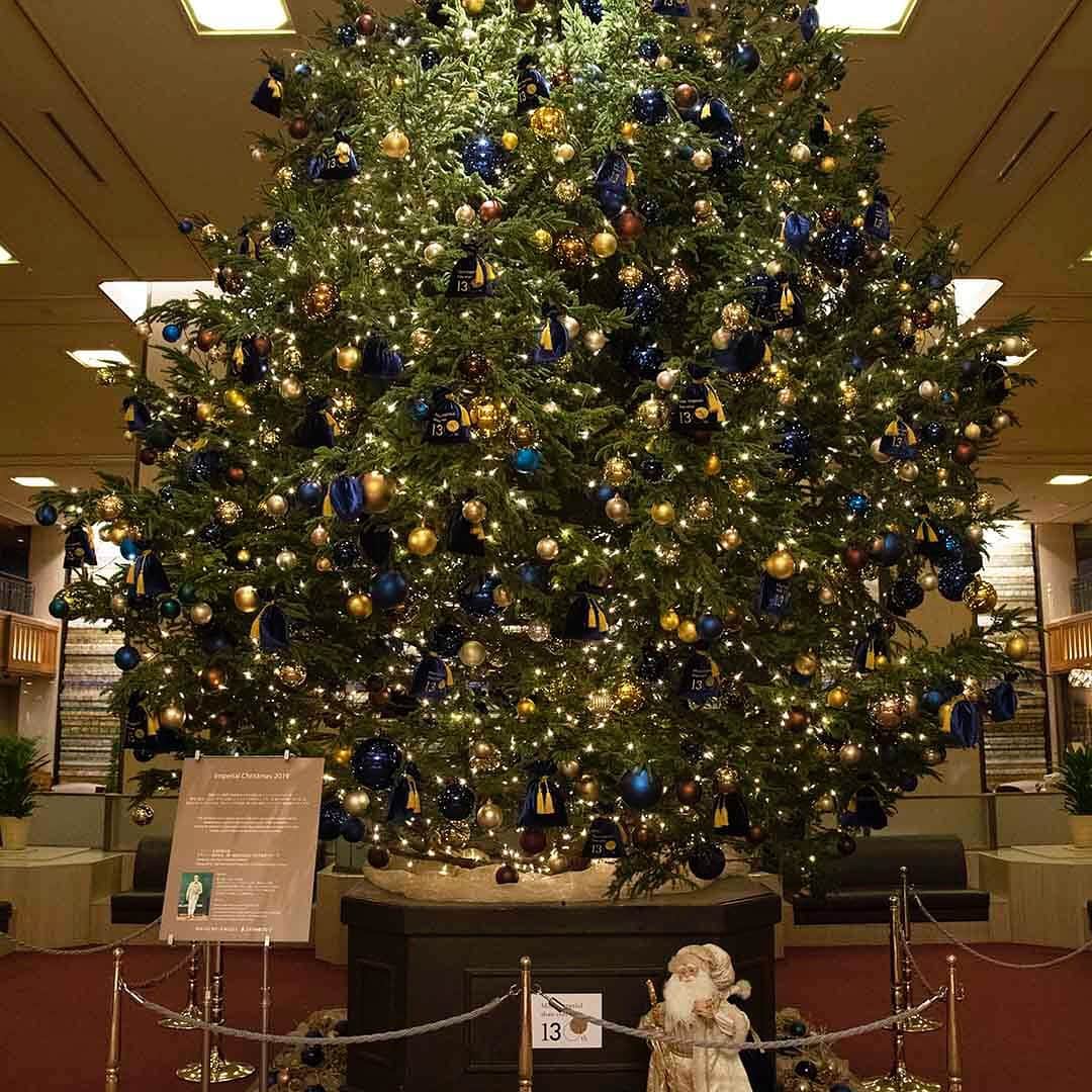 Imperialhotel_jp_帝国ホテル 公式さんのインスタグラム写真 - (Imperialhotel_jp_帝国ホテル 公式Instagram)「Happy Holidays! - Christmas tree decolated with "Imperial Blue" bags at Imperial Hotel, Tokyo.  #imperialhoteljp #imperialhotel #imperialhoteltokyo #japan #tokyo #hibiya #ginza #visitjapan #travellermade #uncommontravel #happyholiday #holidayseason #imperialchristmas #帝国ホテル #帝国ホテル東京 #東京 #日比谷 #銀座 #クリスマス #クリスマスツリー #帝国ホテルのクリスマス #帝國飯店 #帝國飯店東京 #日本 #임페리얼호텔 #임페리얼호텔도쿄 #일본 #도쿄」12月24日 15時34分 - imperialhotel_jp_official
