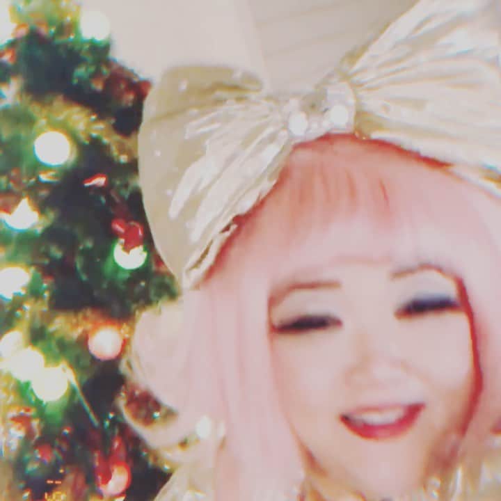 ジュン中山のインスタグラム：「#merrychristmas #imissyou #iloveyou #newyorkerfriends #christmaseve #alliwantforchristmasisyou」