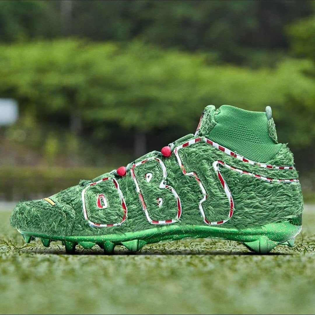 HYPEBEASTさんのインスタグラム写真 - (HYPEBEASTInstagram)「@hypebeastkicks: Odell Beckham Jr. gets in the Christmas spirit with a pair of Grinch-inspired Nike Vapor Untouchable Pro 3 OBJ Uptempo Cleats. @obj debuted the festive pair during December 22’s pregame time between the Cleveland Browns and the Baltimore Ravens. Taking a closer look at the OBJ Uptempo cleats, it’s clear to see Nike left no detail untouched to make sure they’re a faithful homage to the Grinch, beginning with an upper that is covered in green fur.⁠⠀ Photo: Nike」12月24日 15時31分 - hypebeast