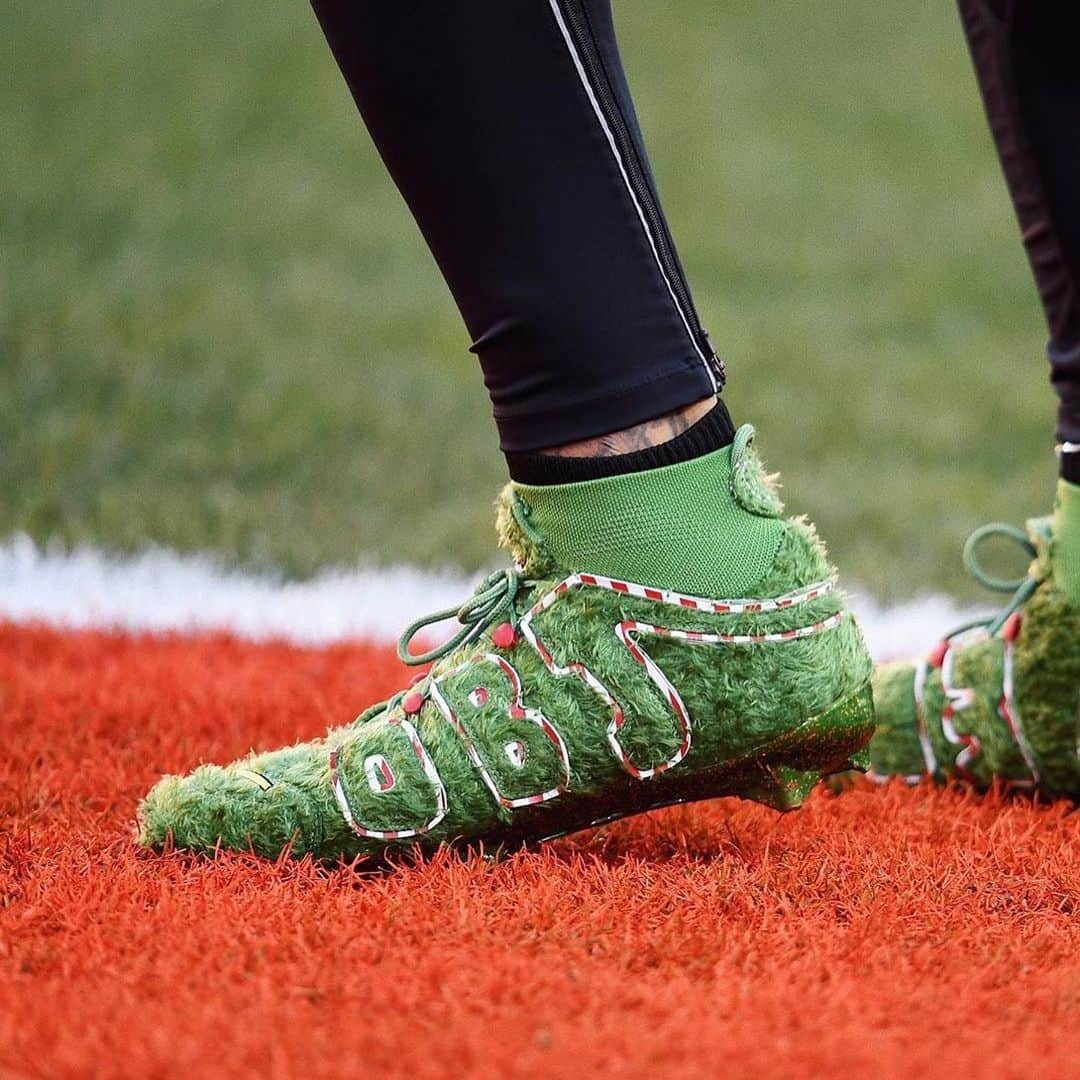 HYPEBEASTさんのインスタグラム写真 - (HYPEBEASTInstagram)「@hypebeastkicks: Odell Beckham Jr. gets in the Christmas spirit with a pair of Grinch-inspired Nike Vapor Untouchable Pro 3 OBJ Uptempo Cleats. @obj debuted the festive pair during December 22’s pregame time between the Cleveland Browns and the Baltimore Ravens. Taking a closer look at the OBJ Uptempo cleats, it’s clear to see Nike left no detail untouched to make sure they’re a faithful homage to the Grinch, beginning with an upper that is covered in green fur.⁠⠀ Photo: Nike」12月24日 15時31分 - hypebeast