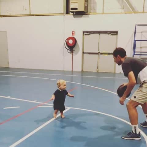 ネイサン・バーンズのインスタグラム：「Dad 2 - Leo  0」