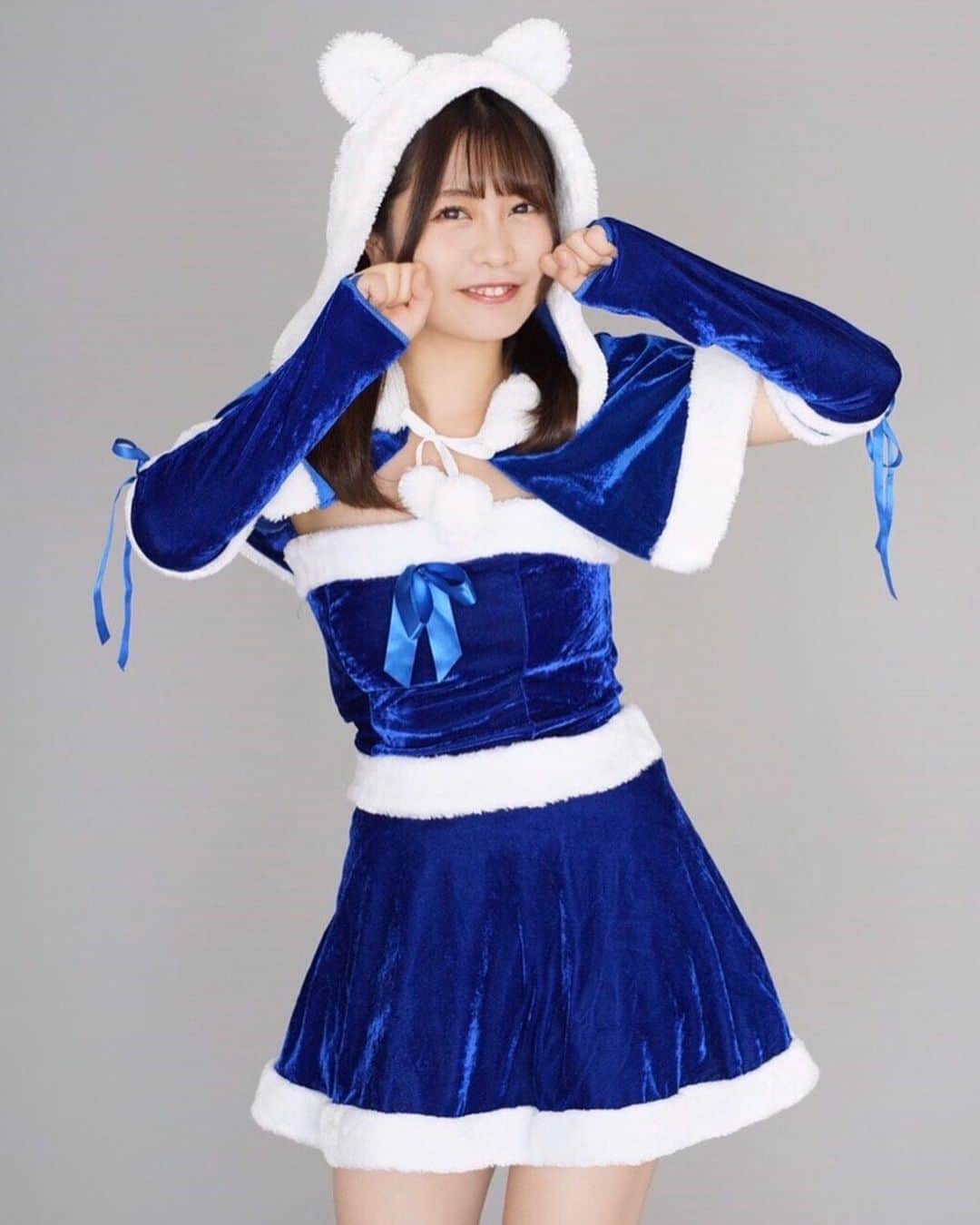 弘松菜摘のインスタグラム：「メリークリスマス🎅🎄イブ❤️🎁﻿ ﻿ ﻿ 今年は姪っ子のサンタになります🎅🎄🎄﻿ 喜んでくれると嬉しいなあ〜😊😊✨✨﻿ ﻿ ﻿ ﻿ #クリスマス #サンタコス #サンタコスプレ  #christmas ﻿#xmas  #フォロワー募集中 #フォローミー﻿ #いいね待ってます #撮影依頼受付募集﻿ #作品撮り #followme #japanesegirl #kawaii #idol #萌　 #いいねした人で気になった人フォロー」