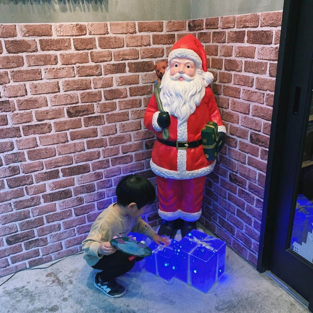 sayocoのインスタグラム：「Happy Merry Christmas🎅🏻🎄♥️ ・ 保育園お迎えついて行ったら 👦🏻「キャーナンデイルノーー！！」 て最高のリアクションありがとう☺️💘 ・ ・ #merrychristmas2019」