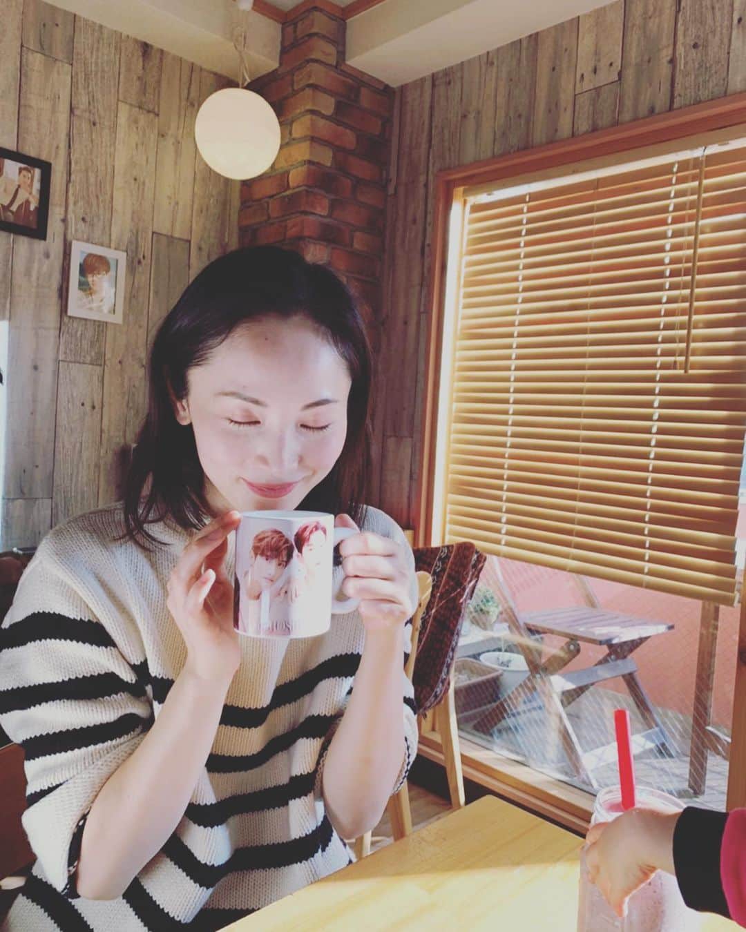 日高薫のインスタグラム：「ある日の新大久保ランチ💜🐷 はじめてのアイドルカフェになかなか癒されてる私🥰☕️💘 #新大久保 #新大久保グルメ #新大久保カフェ#アイドルカフェ #マグカップ指名#東方神起 #チャンミン派 #チャンミン #👨‍👩‍👧 #冬は韓国料理が食べたくなる#昔はよく韓国行ったな #instagood #instafood」