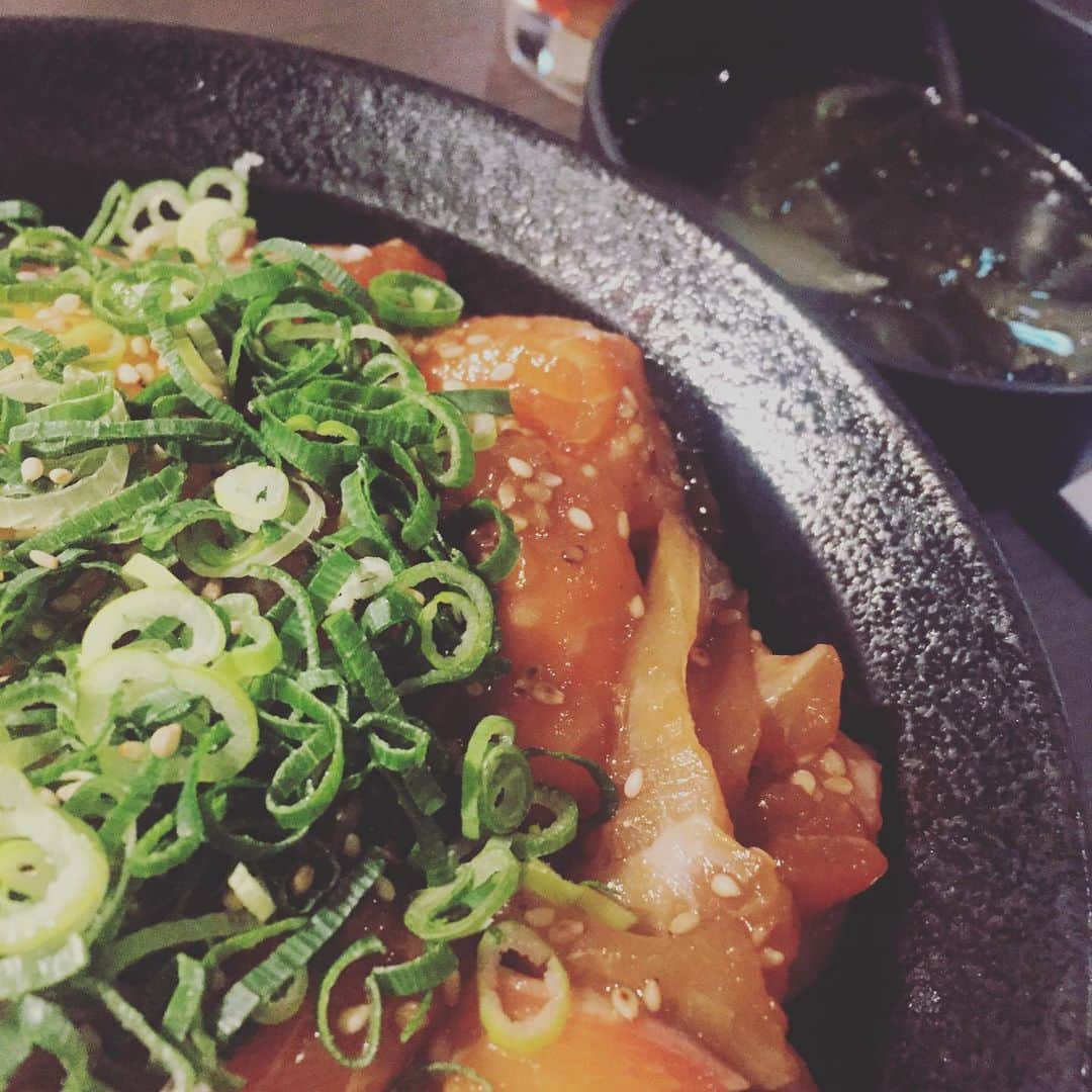 hanatsubaki029のインスタグラム：「#今日のまかないシリーズ #豪華まかない #海鮮丼  人気メニューいただきます！！ #イーマ#花椿#個室#梅田#和食#美味しいまかないがあるお店 #instagood #instafood #photooftheday #いいね#女子会#日本酒#osaka#umeda#大阪駅#阪神百貨店」