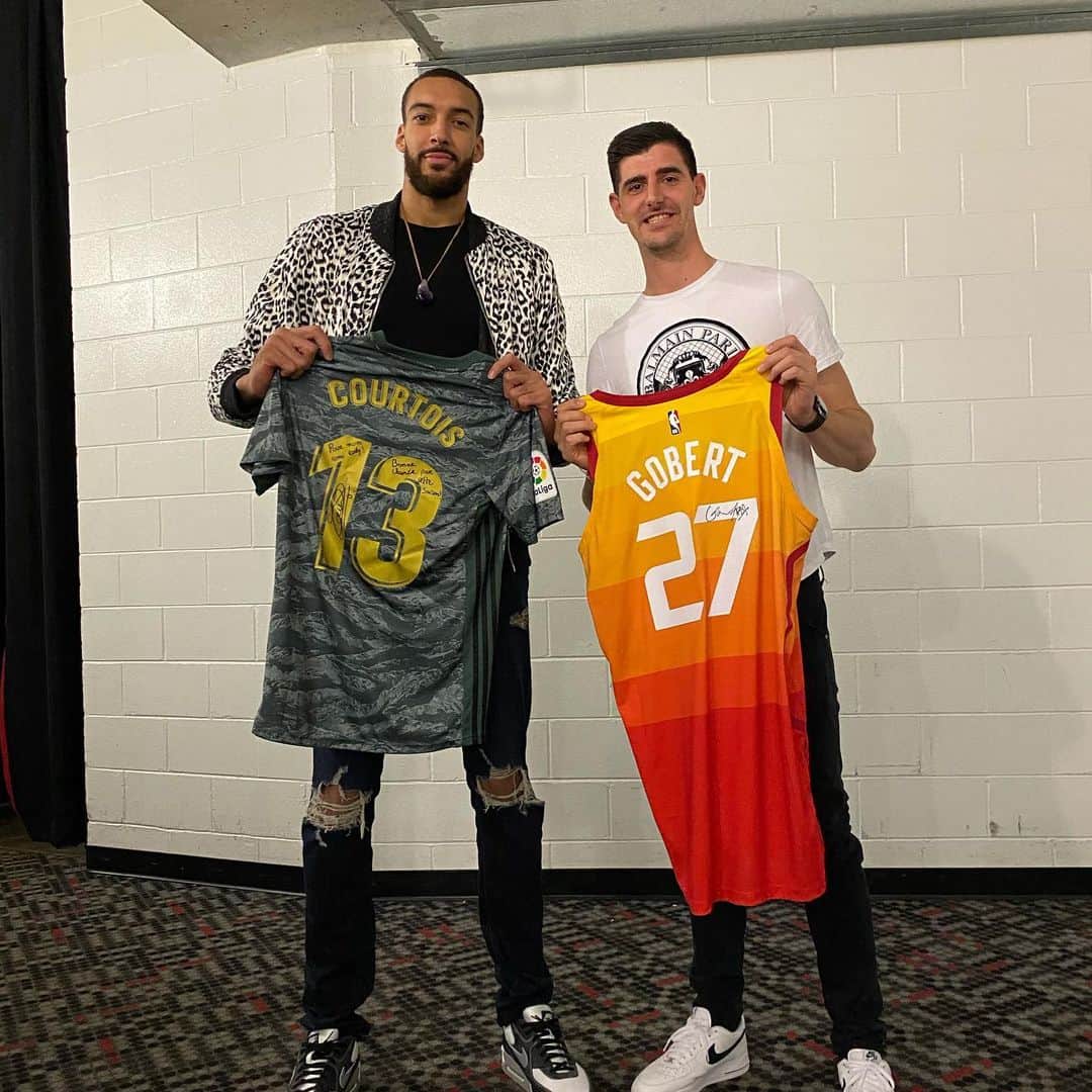 ティボ・クルトゥワのインスタグラム：「Con @rudygobert27, grande dentro y fuera de la cancha!! Un placer verte jugar en directo! Que pequeño me siento 😂」