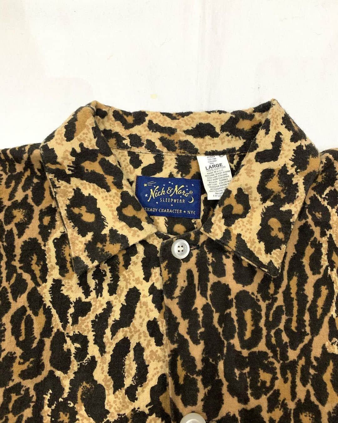 ジャムルさんのインスタグラム写真 - (ジャムルInstagram)「leopard pattern pajama shirt ¥6200+tax 肩幅　51cm 身幅　62.5cm 着丈　76cm 袖丈　56.5cm USA製でネル地でヒョウ柄🐆 . 通販も可能です。 お問い合わせはお電話で承ります。 .  #お問い合わせはお電話で承ります #jammru #osaka  #fashion  #streetstyle  #streetfashion  #vtg  #vintage  #used  #usedclothing  #古着 #古着屋 #ファッション #70s #80s #90s#leopard#pajamas」12月24日 15時50分 - jammru