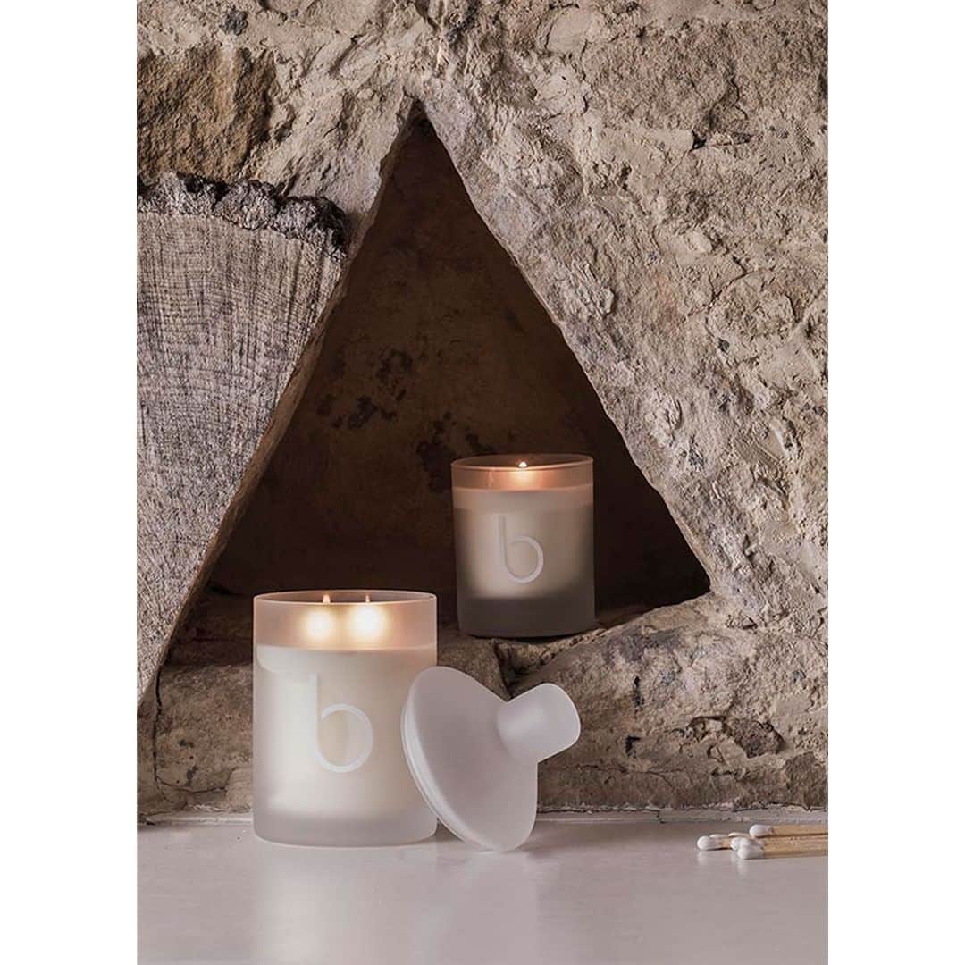 のインスタグラム：「Let the inviting aroma of frankincense, candied orange and incense fill your home with festivity this Christmas eve 🎄✨#bamford #christmas #candle」