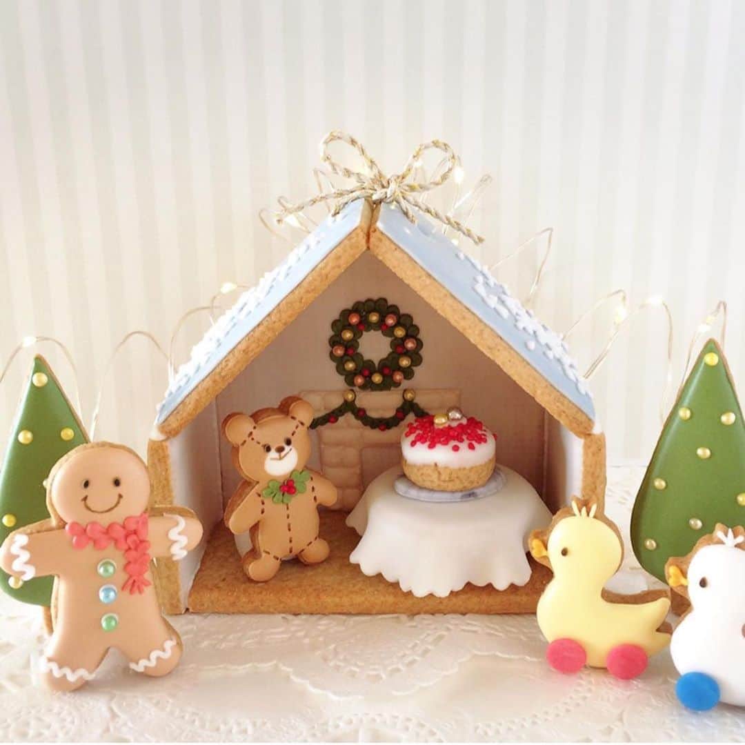 4yuuu!さんのインスタグラム写真 - (4yuuu!Instagram)「. お菓子でできた🍪🍭🍫 夢💫のドールHOUSE➰➰➰🏠🌈 . 子供に贈れば🎁目がハートに😻 親子で一緒に組み立てるのも良いですねっ‼️ . @fiocco_cookies . #4yuuu #ドールハウス #お菓子の家 #お菓子の城 #おもてなし #ホームパーティー #パーティー料理 #クリスマスパーティー #クリスマス #クリスマス準備 #アイシングクッキー #スノーマン #パン好き #サンタクロース #こどものいる暮らし #子供のいる暮らし #こどもごはん #こどもと暮らす #おやつ #おやつタイム #レシピ #クッキー #アイシング #xmas #アニバーサリー #雪だるま #キャラごはん #お菓子作り #おかし作り」12月24日 15時59分 - 4yuuu_com