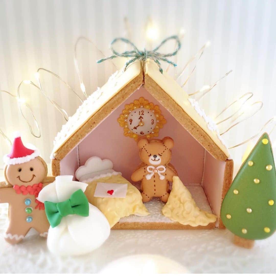 4yuuu!さんのインスタグラム写真 - (4yuuu!Instagram)「. お菓子でできた🍪🍭🍫 夢💫のドールHOUSE➰➰➰🏠🌈 . 子供に贈れば🎁目がハートに😻 親子で一緒に組み立てるのも良いですねっ‼️ . @fiocco_cookies . #4yuuu #ドールハウス #お菓子の家 #お菓子の城 #おもてなし #ホームパーティー #パーティー料理 #クリスマスパーティー #クリスマス #クリスマス準備 #アイシングクッキー #スノーマン #パン好き #サンタクロース #こどものいる暮らし #子供のいる暮らし #こどもごはん #こどもと暮らす #おやつ #おやつタイム #レシピ #クッキー #アイシング #xmas #アニバーサリー #雪だるま #キャラごはん #お菓子作り #おかし作り」12月24日 15時59分 - 4yuuu_com