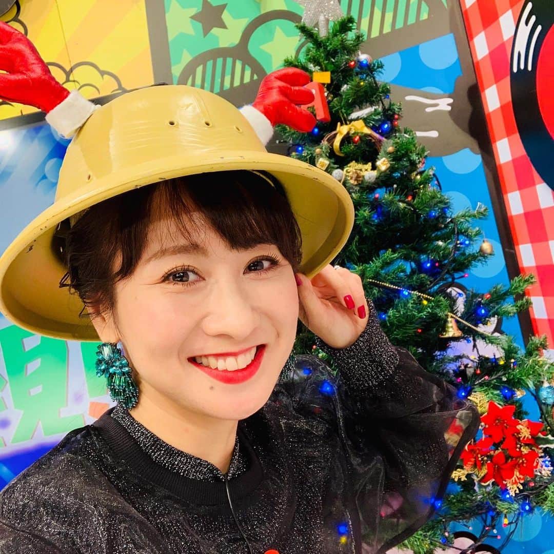 糸数美樹のインスタグラム：「Merry Christmas Eve！！ #この前のAランチ #クリスマス仕様 #沖縄ふしぎ発見弐 #みごとトップ賞でしたー #大人気なく喜んでしまったぜ #ひとささん最高に楽しかったですありがとう #臭野ひとさ #黒柳ミキトニー #そんなわたしはプレゼントおばさんになるべくあまはいくまはい #無事にすべてのプレゼントを揃えることに成功しました #さあこのニットはだれの手に？！ #そしてわたしにサンタさんは来るのか #そこそこ期待しておきます #にしてもサンタ疲れる #おつかれさまでございます #サンタさんへ #みきとにー」