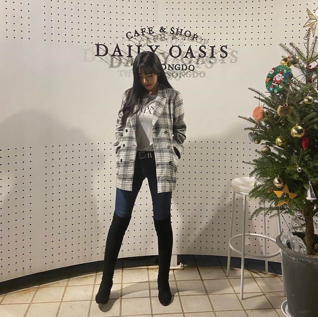 hyeriのインスタグラム：「여기좀보세요오~~😳😳 #혜리#크리스마스이브#멜크#나혼자봄#안추워#송도#까페#데일리오아시스#말차맛있다👍」
