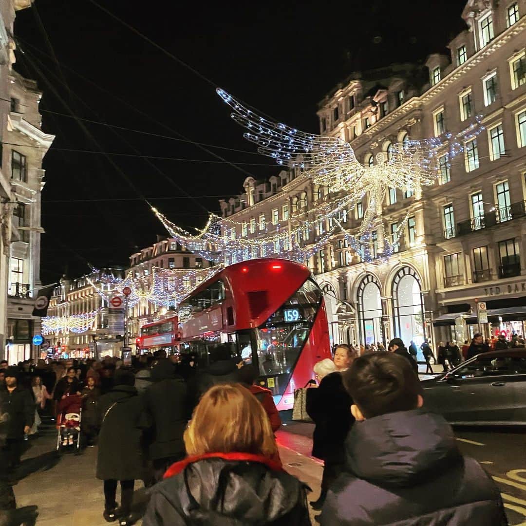 のインスタグラム：「Merry Christmas from #London 🇬🇧 Then I'm going to #Switzerland tonite. I heard it will be minus 5 degrees in Bad Ragaz 😨😨😨😨 I'll be back to here again so please let me know does anybody in london !  #happyholidays #skying #ハイジ #クララ　#theendoftheyear #christmas #ロンドン暗い #クリスマス #2019 #christmaseve #人生初スキー」