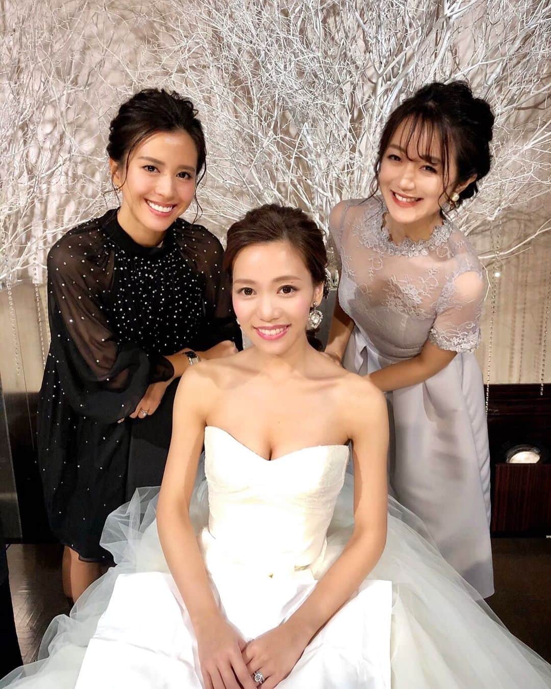 のインスタグラム：「. 唯P、結婚おめでとう〜👰💓🤵 . 日曜日は待ちに待った唯Pの結婚式でした🥰 出逢って3年、ご近所同士🏘の時期もあって しょっちゅう会ったり、私の結婚式の前も 夜な夜な招待状の作成を手伝ってくれたりして😭 . だから唯Pの結婚の報告はすごく嬉しかった❤️ そしてとっても素敵な挙式披露宴でした💒💕 もうね、唯Pが美しくて👰✨ 末永くお幸せに🥰 . ヘアアレンジは今回も「Lond omotesando」の @leec0128 ちゃんが担当😊 ありがとう💕 . #happywedding  #congratulations #結婚おめでとう  #結婚式  #挙式  #披露宴 #マンダリンオリエンタル東京 #Mandarinorientaltokyo #ヘアアレンジ  #アップスタイル #結婚式アレンジ  #結婚式ヘアスタイル」