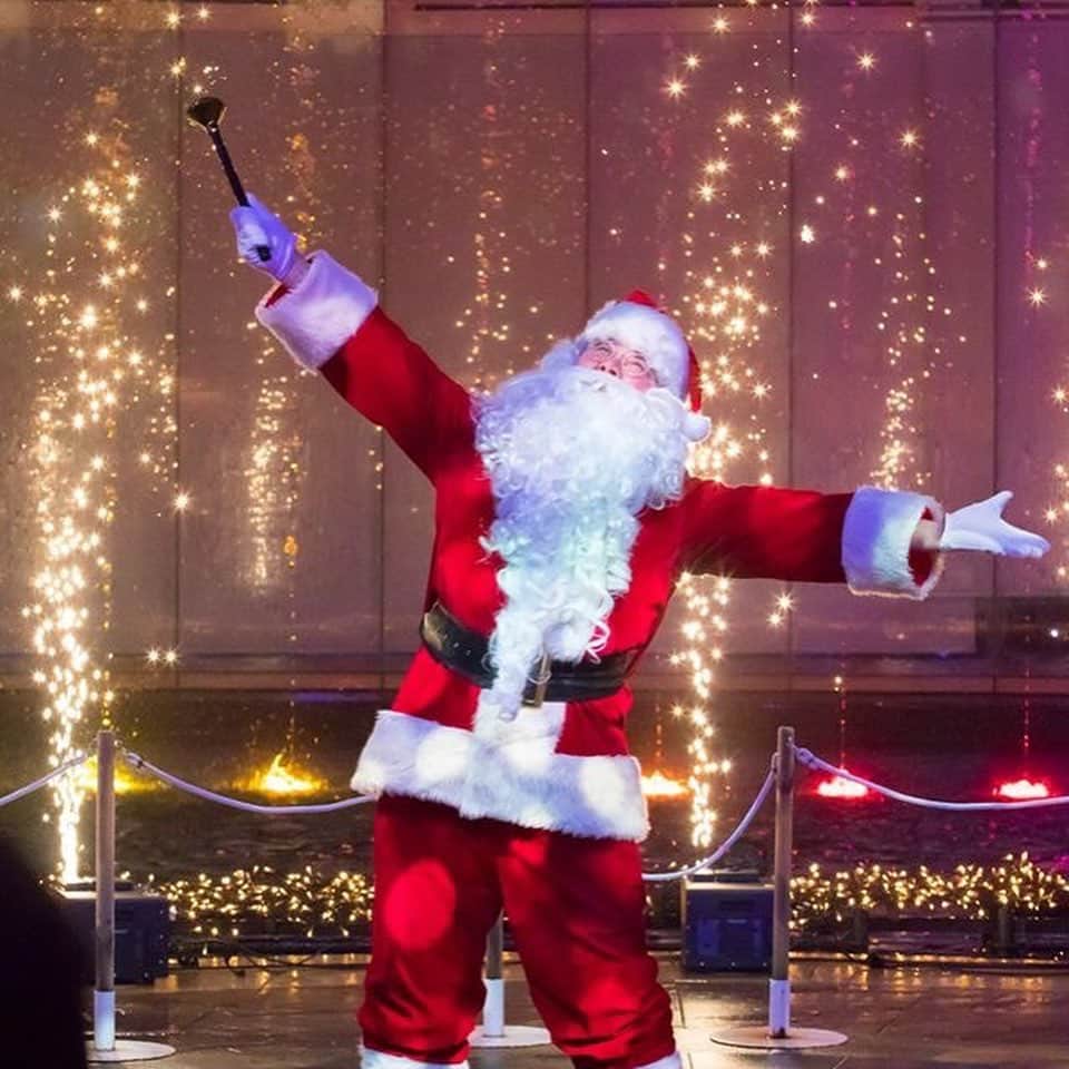 のインスタグラム：「みなさんクリスマスはどのように過ごされますか？🎄🎄 キャナルシティ博多は光り輝くイルミネーションでクリスマスムードに包まれています。✨✨ ステージではクリスマス限定のキャナルアクアパノラマを上演中🎅 今年は花火の演出が追加されてパワーアップしています🎇  そのほか、映画やショッピング、レストランでの素敵なお食事❄️ 色んな楽しみがぎゅーと詰まったキャナルシティ博多でクリスマスを過ごしてみてはいかがですか？  キャナルシティ博多のクリスマスの詳細はこちら➡https://canalcity-illumination.com/  #fukuoka #hakata #tenjin #福岡 #博多 #天神 #canalcity #キャナル #キャナルシティ博多」