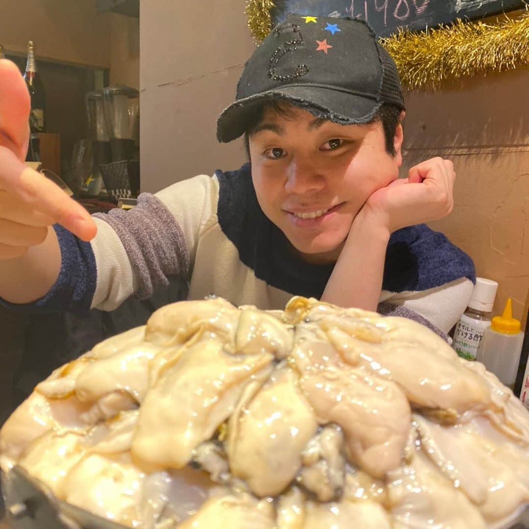 井上裕介さんのインスタグラム写真 - (井上裕介Instagram)「牡蠣鍋食べたよ！ 物凄い量の牡蠣。 カメラが僕を嫌ったのか、すぐ牡蠣にピントを合わせやがる。  #NONSTYLE #ノンスタイル  #井上 #牡蠣 #鍋 #美味しかった #ピント合わない」12月24日 16時22分 - nonyusuke
