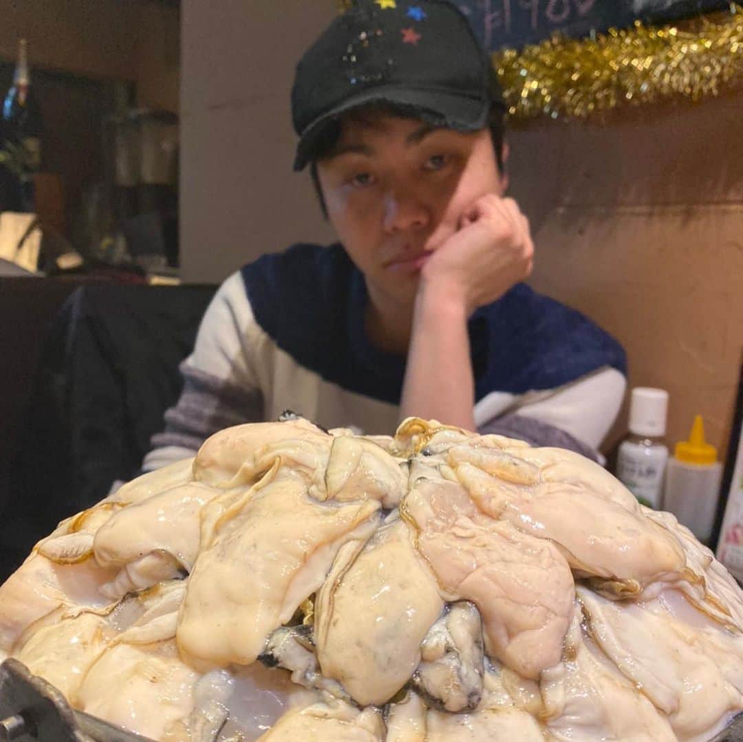 井上裕介さんのインスタグラム写真 - (井上裕介Instagram)「牡蠣鍋食べたよ！ 物凄い量の牡蠣。 カメラが僕を嫌ったのか、すぐ牡蠣にピントを合わせやがる。  #NONSTYLE #ノンスタイル  #井上 #牡蠣 #鍋 #美味しかった #ピント合わない」12月24日 16時22分 - nonyusuke