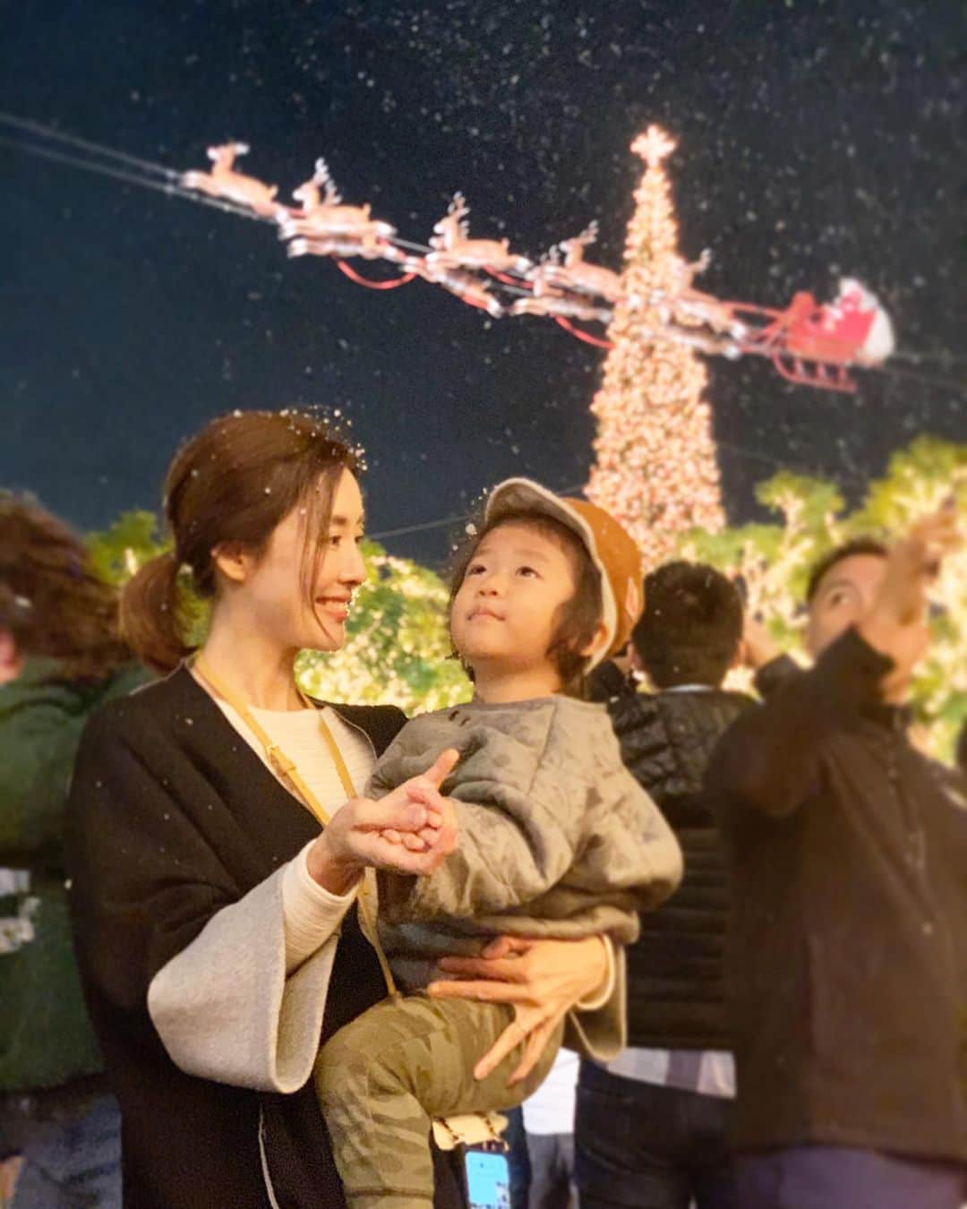 高木りなのインスタグラム：「Merry Christmas💫🌟✨ 雪が降る時間に合わせて行って来ました。 空飛ぶサンタさん、今年も見れたよ🎅🏻❤️ #冬ソナ意識して撮りました #顔は笑ってるけど左手必死 #重い... #メリークリスマス  하늘에서 눈내리는 시간에 맞춰서 갔다왔어요 #더그로브  #겨울연가를의식해서찍어봤어요 #메리크리스마스 . #merrychristmas #thegrove #losangeles #california」