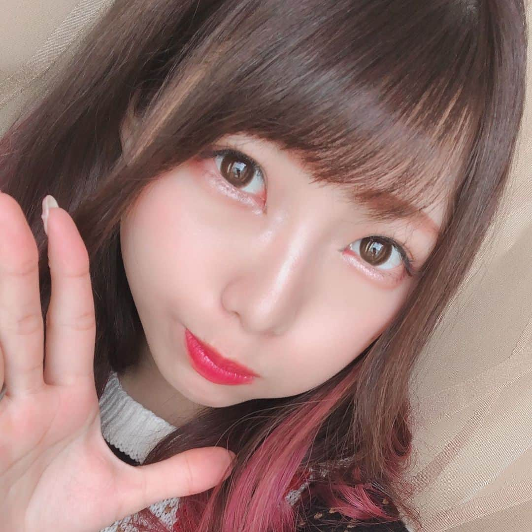 えっちゃんさんのインスタグラム写真 - (えっちゃんInstagram)「#忘年会 で ゆきちゃん @yukirin_u から素敵な誕生日プレゼントをもらったよ😊 . . . こばしりちゃんと @lovetomato_24 選んでくれたってきいて早速使ってメイクしてみました！ . ハイライターがすごく綺麗なキラキラで、初めてこういうハイライター使うから楽しかった☺️愛用します！ . .  #toofaced #ダイヤモンドライトマルチユースハイライター #リッチアンドダズリンハイシャインスパークリングリップグロス #ナチュラルラストアイシャドウパレット #誕生日プレゼント #コスメ #メイク #プレゼント #可愛い」12月24日 16時36分 - ecchan_bom2