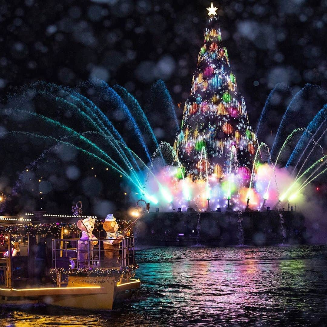 東京ディズニーリゾートさんのインスタグラム写真 - (東京ディズニーリゾートInstagram)「Make a wish around the Christmas tree. ずっとこころで輝いて🌟 #disneychristmas #colorsofchristmas #mediterraneanharbor #tokyodisneysea #tokyodisneyresort #duffy #shelliemay #ディズニークリスマス #カラーオブクリスマス #メディテレーニアンハーバー #東京ディズニーシー #東京ディズニーリゾート #ダッフィー #シェリーメイ」12月24日 16時29分 - tokyodisneyresort_official