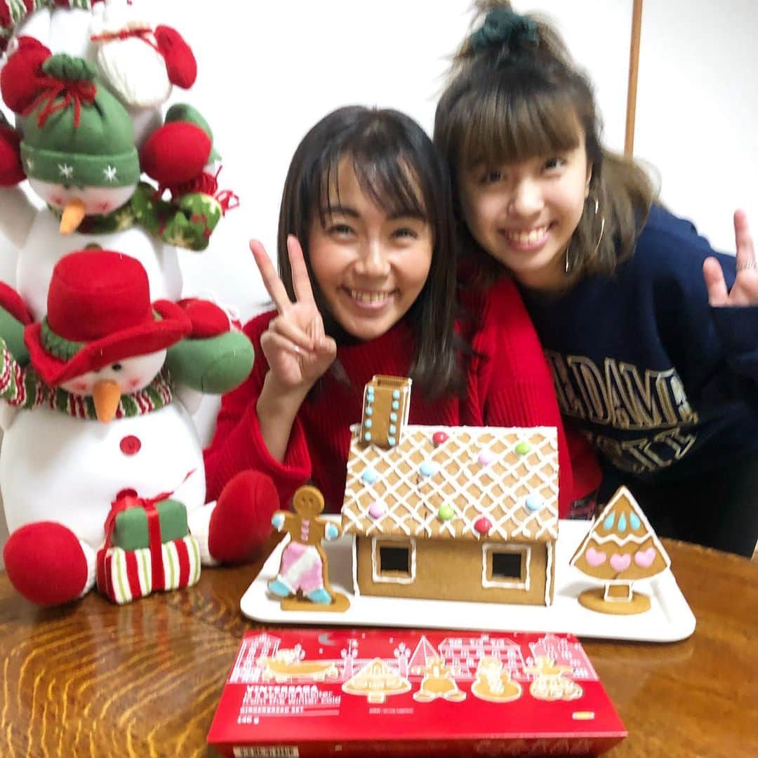 のインスタグラム：「クリスマスイブ🎄  田中家みんなで実家でクリパ❤️ ジンジャーブレッドハウス作ったよー🏠屋根が割れてて、チョコレートで貼って修復😂工作楽しいー🤩  みなさま、素敵なクリスマスイブ🎄をお過ごし下さいね⭐️ #クリスマスイブ  #family  #ジンジャーブレッドハウス  #素敵なイブを」