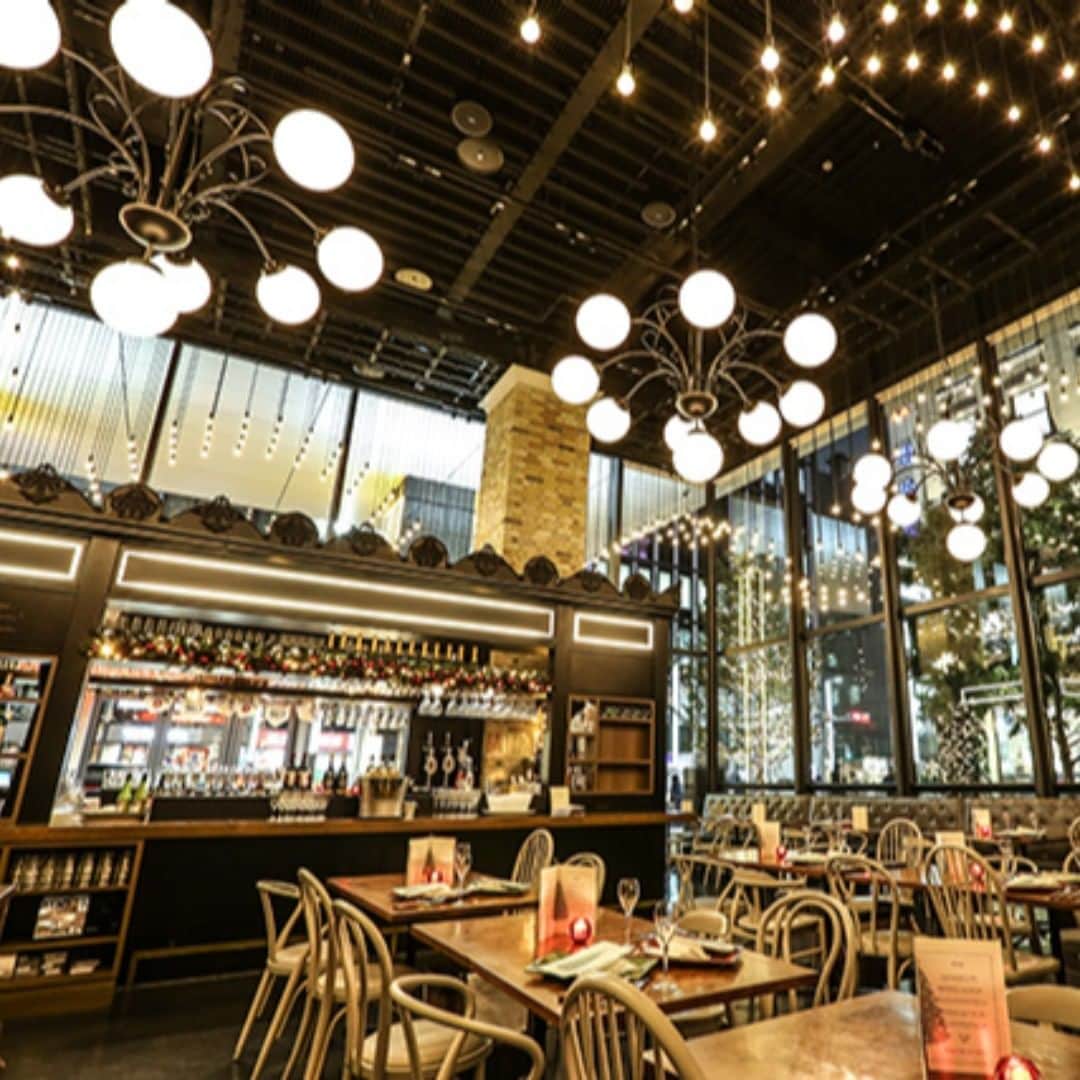 Courtyard by Marriott Tokyoのインスタグラム：「コートヤード・バイ・マリオット 東京ステーション カウントダウンパーティー~Fun Fun! Countdown Party 2019-2020~を開催！2019年12月31日23時00分～24時30分🥂🎉🎊 日本国内で幅広い活躍をみせるアメリカのシンガーAimee(エイミー)のパッション溢れるライブと、お祝いのシーンを彩るフレッシュなシャンパン 「二コラ・フィアット」をはじめとしたお飲み物やフィンガーフードをご用意。銀座中央通りの煌めく夜景と、心地よいサウンドに包まれる会場の一体感とともにみんなで新年祝いましょう！！😃😀😊 #カウントダウン #大晦日 #ホテル #パーティー #happynewyear」