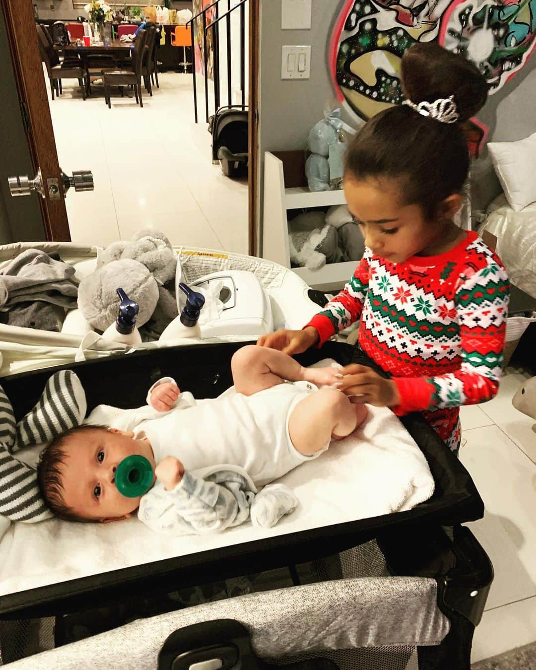 クリス・ブラウンさんのインスタグラム写真 - (クリス・ブラウンInstagram)「BIG SIS CHANGING DIAPERS ❤️❤️❤️❤️❤️」12月24日 16時36分 - chrisbrownofficial