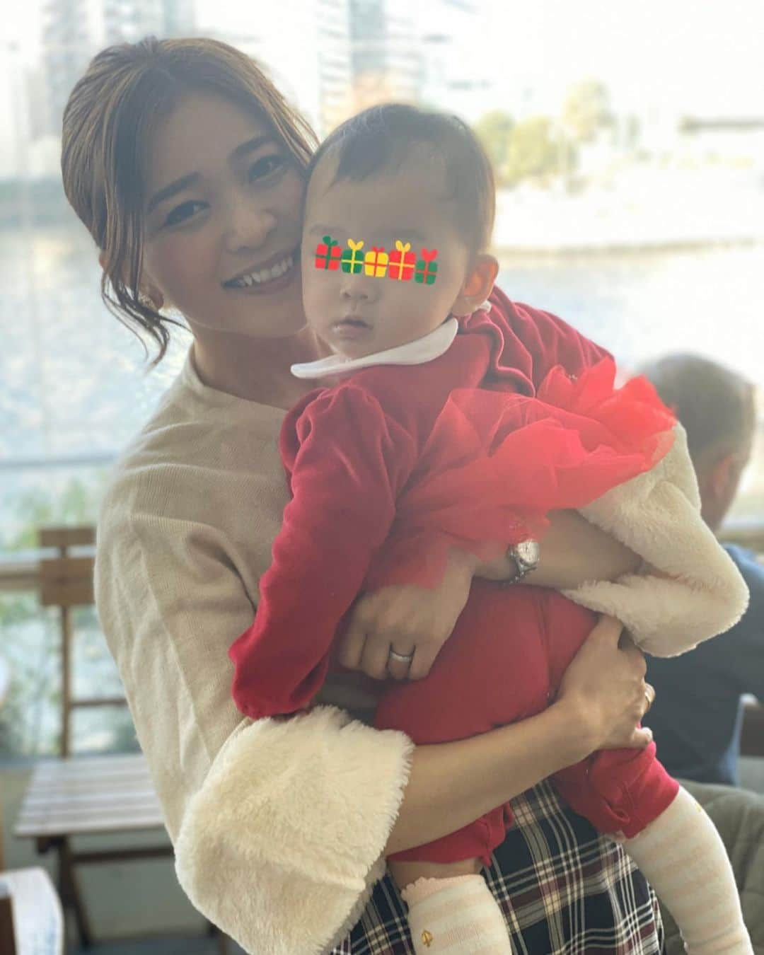 東紗友美さんのインスタグラム写真 - (東紗友美Instagram)「今宵🎅🎅🎅 初仕事のために準備中👶🤶🎄❣️ 皆さんも良い夜を...✨ #mama #baby #mamagirl #新米ママ #赤ちゃんのいる生活 #育児ライフ #ワーママ #ワーママライフ #ママリ #女の子ベビー #女の子育児　#女の子ママ　#ワーママライフ　#lovetabimama @lovetabi_mama @hien211_ @mama_smappy」12月24日 16時32分 - higashisayumi