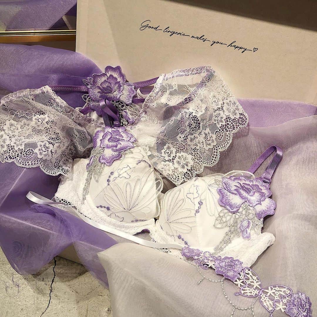 Ravijour札幌4丁目プラザ店のインスタグラム：「#ONSALE  サイズ展開が増えて再入荷🦋💜🦋 シャインバタフライブラセット¥14,900+tax  さらに２０日よりflying saleにて 一部商品プライスダウン‼️ blog更新しましたので TOPから飛んでください✨  #Ravijour #ラヴィジュール #RavijourStaff #Ravijoursapporo #Ravijourofficial」