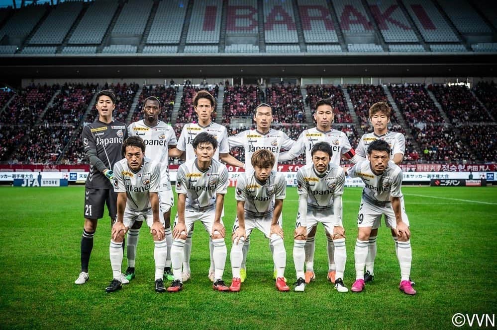 畑潤基のインスタグラム：「今シーズン1年間応援ありがとうございました。 J1昇格を果たすことは出来なかったですが色々長崎の歴史を塗り替えることが出来ました。 その力に少しでもなれたこと自分は誇りに思います。 そして鹿島戦でのサポーターの皆さんの応援すごく力になりました。 しかし1番の目標は果たすことが出来ませんでした。 来年こそはJ1に昇格するために自分の力以上のものを発揮できるよう頑張ります！ 1年間応援ありがとうございました！！ #vファーレン長崎」