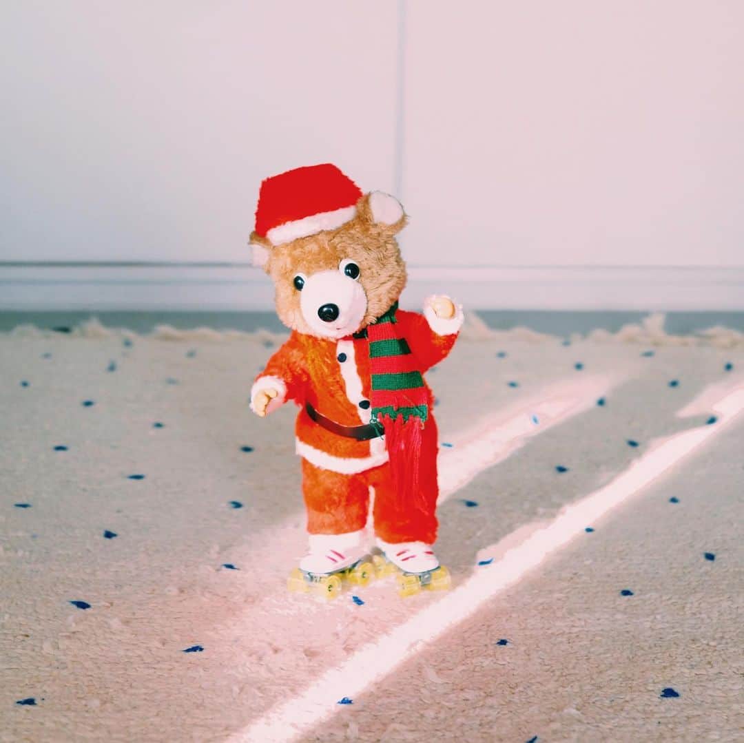 omomuroniさんのインスタグラム写真 - (omomuroniInstagram)「Merry Christmas 🎄 #今週の雑貨 🎅 . よいクリスマスを ♫•*¨*•.¸¸♪✧ . #こないだのパイセンとは違う子だよ #撮ってると写り込みにくるシリーズ  #自分にピントが合ってると信じてる #nuco_ivy」12月24日 16時37分 - omomuroni