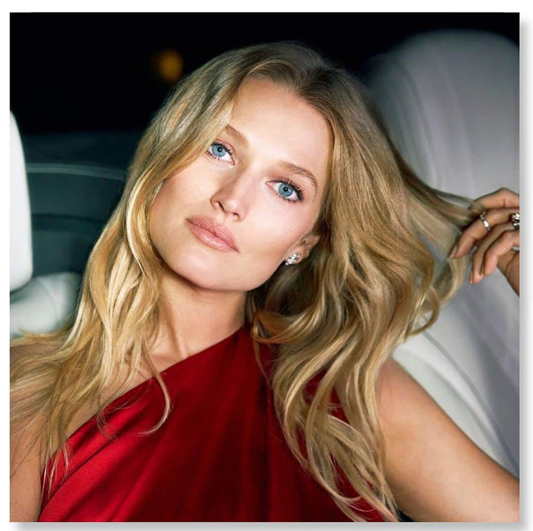 NINA PARKさんのインスタグラム写真 - (NINA PARKInstagram)「Ready for Xmas GLAM @tonigarrn 💄💫 @schwarzkopf ___________________________________________________ Photographer @studioroche || Mngmt @eva.schmitterling || #Media @robaimpact || #Styling @amarsana_style || #Hair @erikasvedjevikhair || #MakeUp by Me @ninaparkbeaute for @ballsaal_artist_management used Products @sisleyparisofficial ___________________________________________________ #ToniGarrn #beauty #glam #xmas #couture #cosmetics #mua #flawless #vs #celeb #model #redcarpet #instatravel  #토니가른 #빅토리아시크릿모델 #연예인 #뷰티 #글램 #메이크업 #헤어스타일 #ビクトリアシークレット #モデル #セレブ #メイクアップ #髪型」12月24日 16時48分 - ninaparkbeaute