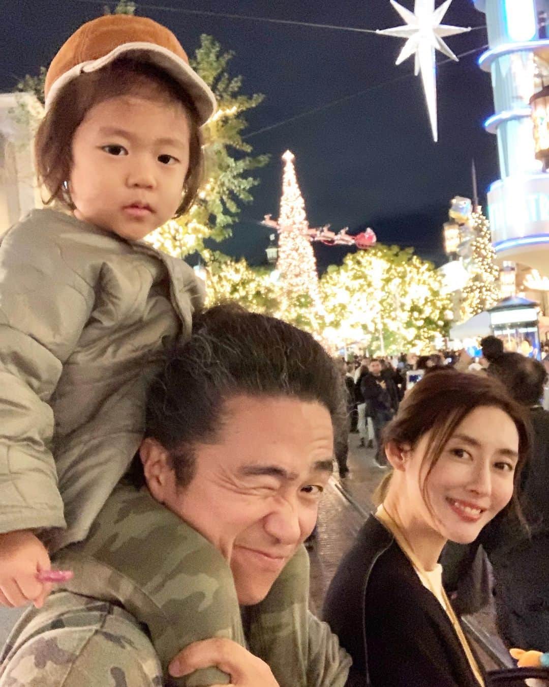高木りなのインスタグラム：「息子たちが生まれてから、こうやって家族で夜外出するのは滅多に無いから...今日はめちゃくちゃ楽しかったー💗 #家族みんなテンション高め  #次男は爆睡 #メリークリスマス  아이들이 생기고나서 가족이 이렇게 밤에 외출하는게 거의 처음인거같다...너무 즐거웠다~💃🏻💃🏻💃🏻오예! #메리크리스마스 . #merrychristmas #losangeles #california」