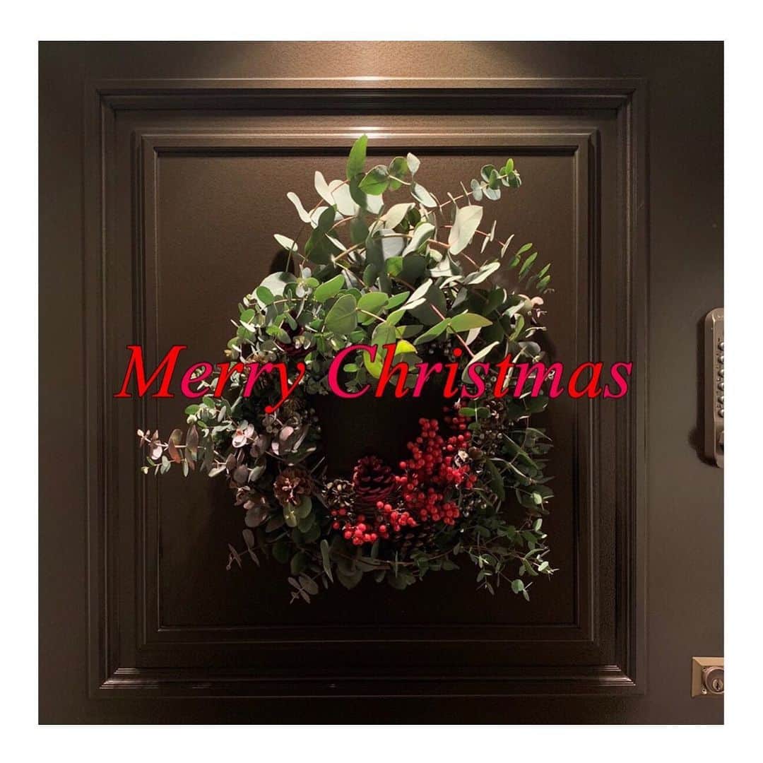 MICHIRUさんのインスタグラム写真 - (MICHIRUInstagram)「Have a merry Christmas 🎄 . 玄関がユーカリのいい香り✨ 3種類のユーカリと南天で立体感のあるワイルドなリースになってしまった🌿 . 皆さま、素敵なイブを✨ . #クリスマスリース  #メリークリスマス　#merrychristmas  #ないものは作る」12月24日 16時59分 - barbiemichiru