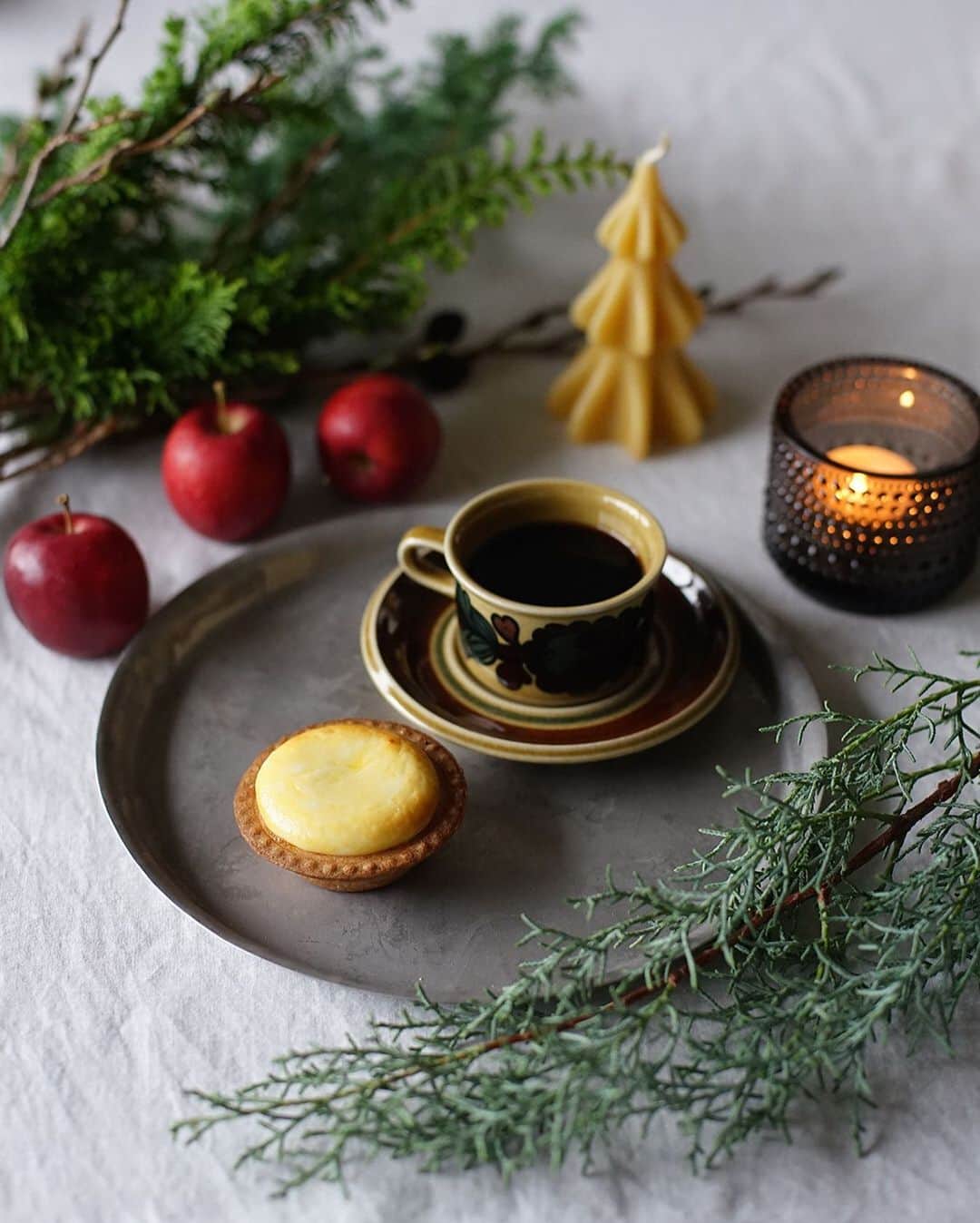 BAKE CHEESE TART OFFICIALさんのインスタグラム写真 - (BAKE CHEESE TART OFFICIALInstagram)「お気に入りの器にコーヒーを淹れたら、夜のご褒美チーズタルトタイム✨  素敵なクリスマスイブをお過ごしください。  Photo by @i.mimosa__  #季節を楽しむ ﻿ #クリスマス﻿ #happyholidays #happyholidays2019 #ご褒美スイーツ ﻿ #季節を楽しむ ﻿ #心地よい暮らし #暮らしを楽しむ #暮らしを愉しむ #ホリデーシーズン #ホリデー #おうちカフェ #お土産 #手土産 ﻿ #おみやげ #おやつ ﻿ #スイーツ ﻿ #スイーツ好き ﻿ #スイーツ部 #デザート #お菓子 ﻿ #teatime #チーズタルト専門店 #チーズタルト ﻿ #チーズケーキ #タルト #bakeチーズタルト #ベイクチーズタルト ﻿ #bakecheesetart」12月24日 17時00分 - bakecheesetart