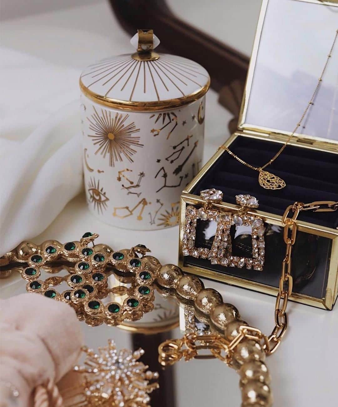 アクセサライズのインスタグラム：「Add something special to your Christmas Eve attire ✨ 🔎: Jewellery pot - In store 🔎: Necklace - In store 🔎: Bracelet - 8841648100 🔎: Earrings - In store 🔎: Earrings - 7856293000 🔎: Hair clip - 8860390800 📷: @clairemenary  Tap the link in the bio to shop now. Remember - up to 50% off on all sale items. #Accessorize #Accessorizer」