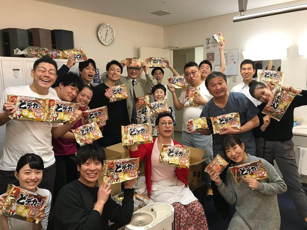 佐藤太一郎さんのインスタグラム写真 - (佐藤太一郎Instagram)「今週はNGKで、すっちー座長週の新喜劇に出演しています。 ご来場お待ちしていまーす。  差し入れで、寒い冬の強い味方、桐灰のカイロいただきました。 ありがとうございます！！」12月24日 17時10分 - satotaichiro_shinkigeki