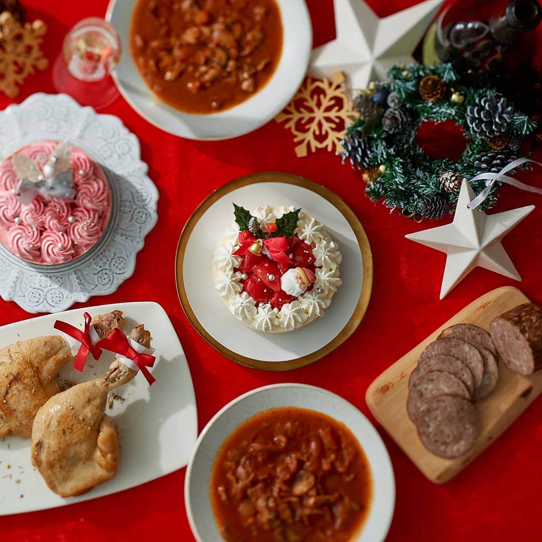 のインスタグラム：「今日はクリスマスイブ。﻿ クリスマスは大切な人を幸せにしたい、楽しませたいという想いを呼び起こします😊﻿ ﻿ ルタオはケーキを選んでくれる人の幸せなひとときを思い、一つひとつ真心を込めました💕﻿ ﻿ ルタオのケーキやお料理を、皆様の笑顔で囲んでいただけると幸いです😄🍀﻿ ﻿ ﻿ #ルタオ#クリスマスイブ#クリスマスケーキ#クリスマスパーティー#サンタ#メリークリスマス#クリスマスディナー#ごちそう#letao#xmascake#christmascake#christmasdinner#Xmasdinner」