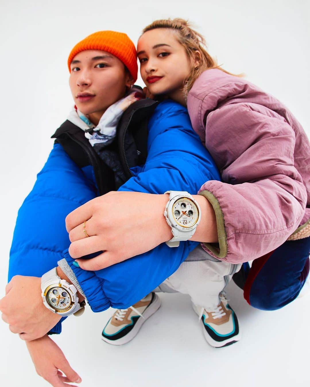 のインスタグラム：「G-SHOCK 2019 AW STYLE  恋人たちのクリスマスを彩るG-SHOCKとBABY-Gのペアモデル。永遠の愛を意味するヤドリギをモチーフにしたラバーズコレクションLOV-19A-7AJRや、クリスマスカラーをテーマにしたラウンドフェイスが特徴のDW-5700とBGD-570、BABY-Gの25周年ロゴカラーを纏ったスクエアフェイスのDW-5600とBGD-560など、それぞれのスタイルに合わせたペアモデルを。  G-SHOCK & BABY-G pair model collections for Lover's Christmas. LOV-19A-7AJR with a mistletoe motif that represents eternal love, round-face DW-5700&BGD-570 comes in Christmas color, and square-face DW-5600&BGD-560 colored in BABY-G's 25th anniversary color.  LOV-19A-7AJR DW-5700TH-1JF（G-SHOCK） BGD-570TH-1JF（BABY-G） DW-5600THB-7JF（G-SHOCK） BGD-560THB-7JF (BABY-G)  Model photo : Kento Mori  Still photo : Kouki Saotome Styling : Tomida Ayato Hair&make : TaroYoshida Direction : Keiichi Moritani Model : Yoshiaki, Yumiko Tanahashi, Nao Takahashi, Ryota Nojima, Yuki Sugimura  #g_shock #baby_g #loverscollection #lov19a #throwback1990s #dw5700 #bgd570 #dw5600 #bgd560 #pairmodel #watchoftheday #ootd」