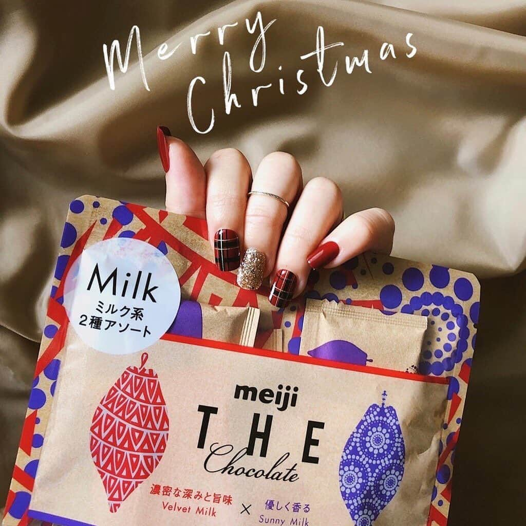 【公式】明治 ザ・チョコレートさんのインスタグラム写真 - (【公式】明治 ザ・チョコレートInstagram)「＊﻿ クリスマスのささやかな贈り物に﻿ 明治 ザ・チョコレートのアソートパウチはいかが？﻿ ﻿ お世話になったあの人に、大好きなあの人に、特別な一口をお届けします！﻿ ﻿ 【ミルク系アソートパウチ】﻿ ベルベットミルク：ナッティな香りとミルクのコク。どこまでも濃密な深みが漂います。﻿ サニーミルク：カカオの酸味とミルクの旨味、その優しい甘さに笑みがこぼれます。﻿ ﻿ ﻿ #thechocolate #ザチョコレート #明治ザチョコレート #明治 #meiji #チョコレート #ビーントゥバー #beantobar #チョコ好き #meijithechocolate #大人舌 #置き画クラブ #置き画くら部 #置き画倶楽部 #食べ比べ #甘党 #甘いもの #おやつ好き #パッケージデザイン #チェックネイル #ネイルデザイン #ネイル好き #クリスマス #クリスマスプレゼント #板チョコ #板チョコレート #コンビニスイーツ #コンビニお菓子 #おやつ好きと繋がりたい #毎日チョコレート」12月24日 17時06分 - meiji_the_choco