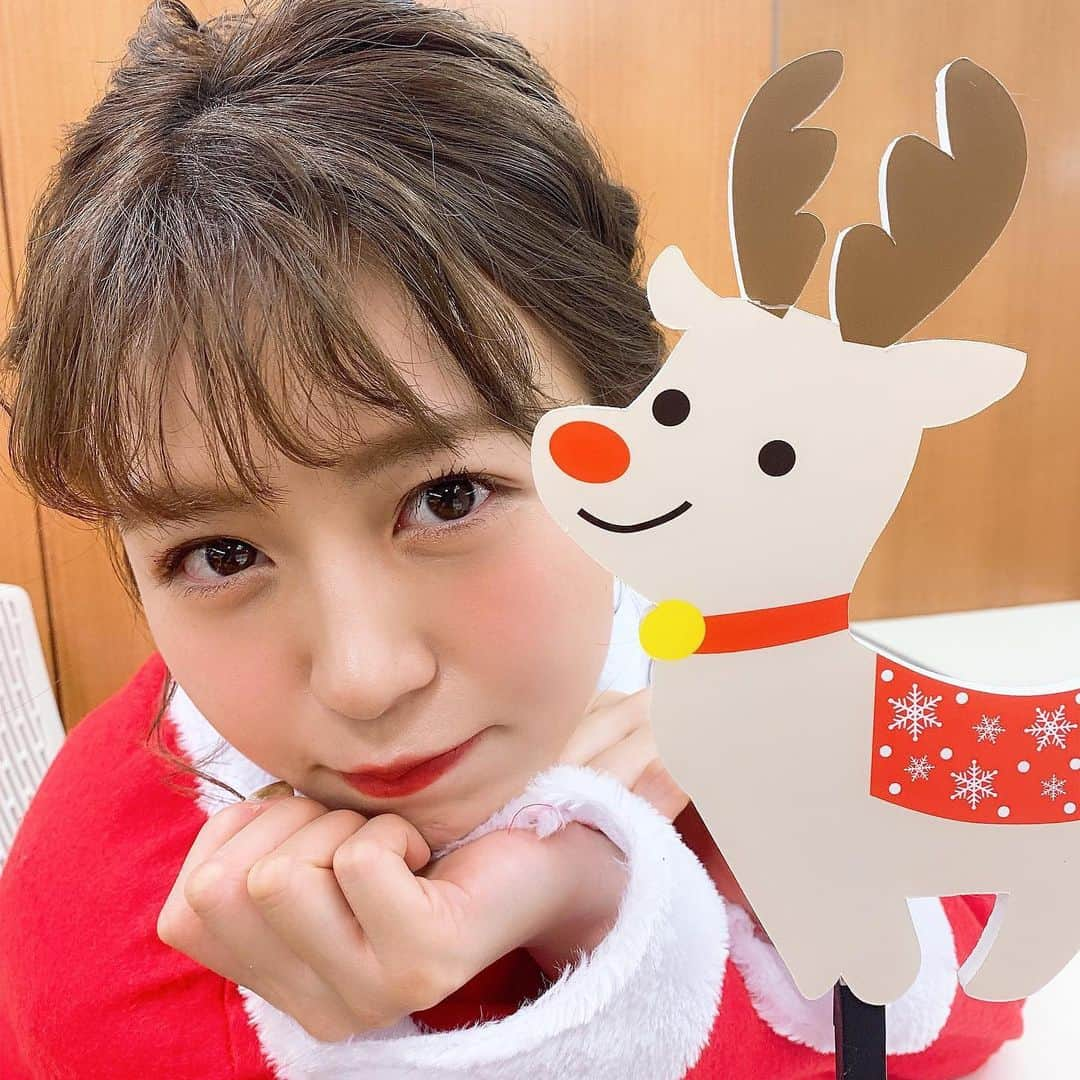 井口綾子さんのインスタグラム写真 - (井口綾子Instagram)「クリスマスイヴいかがお過ごしですか〜🎅🎄 わたし今年人生で一番クリスマス感がないです！！！ 社会人になってクリスマスが平日だと一大イベント感無くなっちゃうのかなあ〜少し悲しい😢 みなさん素敵なクリスマスをお過ごしください☺️✨ ・ このあと20:30〜はAbemaTV『Win Ticket MIDNIGHT KEIRIN』です🚴‍♀️ チキンとケーキでも食べながら見てください🙇‍♀️🥂 次長課長の河本さんと藤田アナと競輪見ながらクリパしてます🥺」12月24日 17時18分 - ayako_inokuchi