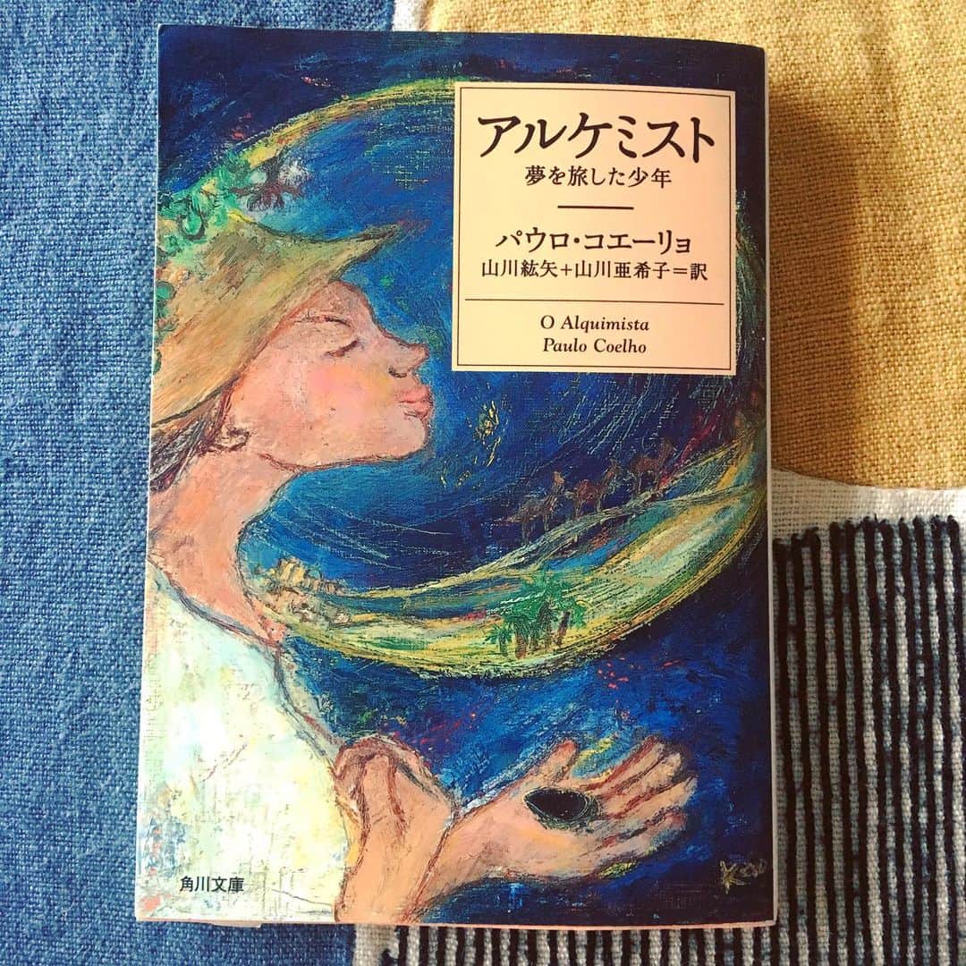 千葉アリサのインスタグラム：「無性に読みたくなって　アルケミスト。生きるうえで大切なことが、キラキラ散りばめられた宝物のような本✨　大切なことは　心が知ってる。誰もがもってる。聴いてみよ💗（心の声は恐れていては聴こえない←名言。愛やね、愛💡）Merry Christmas Eve 🎄  #無人島に一冊持っていくなら　 #アルケミスト　 #原点回帰　#大好きな本  #すぐそばにある宝物」
