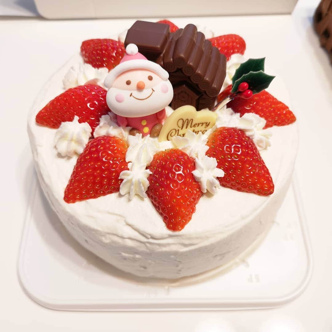 本多真弓さんのインスタグラム写真 - (本多真弓Instagram)「毎年クリスマスや誕生日には義母が手作りケーキを持ってきてくれるので我が家は大助かりです(´^ω^) . . みんな、イルミネーションが綺麗なところへ出かけたりクリスマスディナーを楽しんだりするのかな？投稿見るのが楽しみです🎄🎅🎁✨楽しいクリスマスイブを❣️ ちなみにうちは、水炊きの予定…🐔 . . #クリスマスイブ #クリスマスケーキ #手作りケーキ #1歳  #クリスマスプレゼント」12月24日 17時16分 - mayumi_h_i