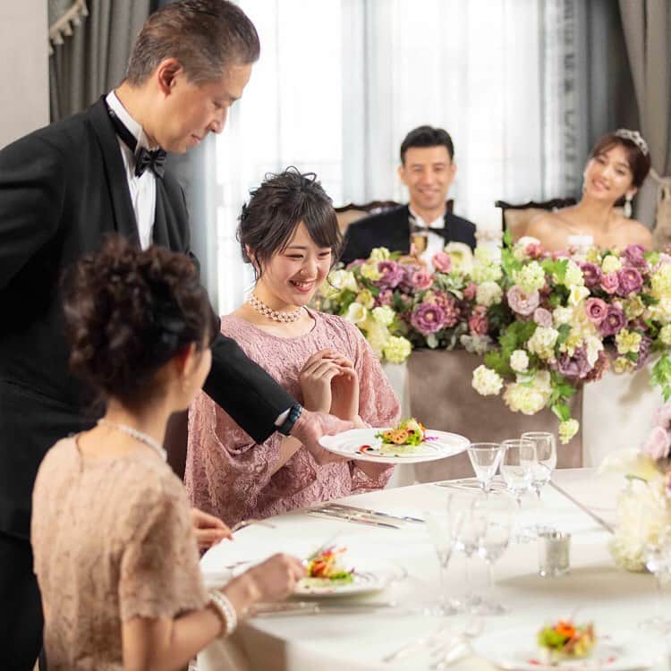 ホテルモントレウェディング【公式】 のインスタグラム：「♥ #montereyweddingstories2019 ￣￣￣￣￣￣￣￣￣￣￣￣￣￣￣￣ ＊＊＊24p／30p＊＊＊ . この披露宴で一番こだわったのは ゲストへのおもてなしのお食事。 . 喜んでもらえるように、試食もして ここホテルモントレに決めました。 . @montereyweddingをフォローして 『 #モントレ花嫁 』『 #ホテルモントレ』の タグをつけて投稿してくださいね＊*. . ◆ホテルモントレ公式HPはこちら* https://www.monterey-wedding.jp . #モントレ #モントレ花婿 #プレ花嫁 #卒花 #marry花嫁 #dressy花嫁 #farnyレポ #プラコレ ﻿#maricuru #dressy花嫁 #日本中のプレ花嫁さんと繋がりたい #ウエディングニュース #flower #ウェディングドレス #dress #結婚式 #披露宴 #結婚式場 #2019年秋婚 #2019年冬婚 #2020年春婚 #2020年夏婚」