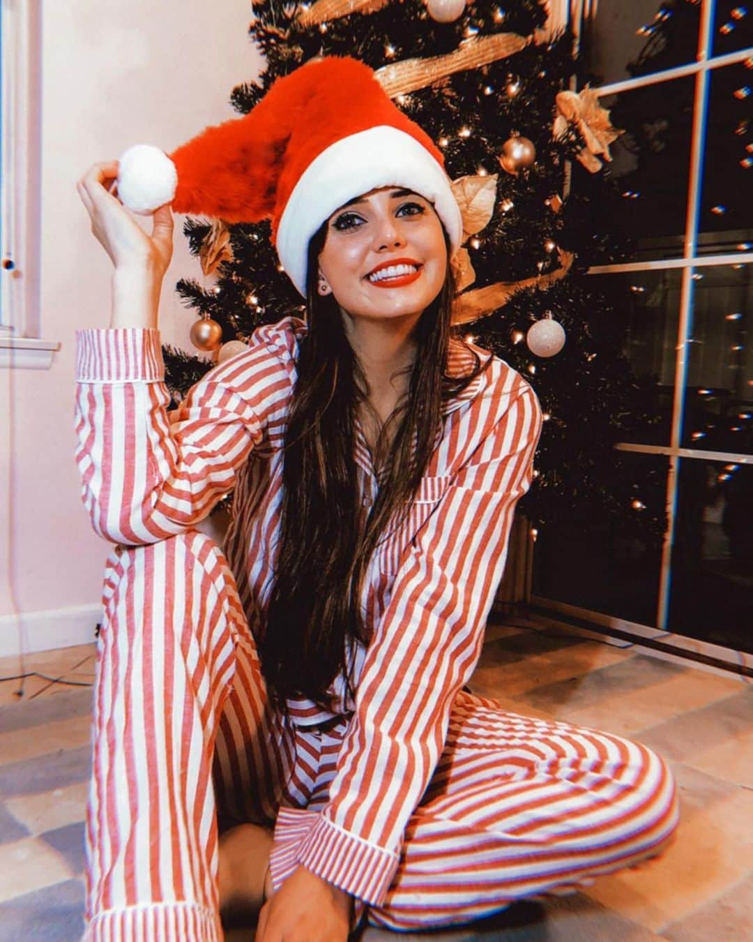 ティファニー・アルボードさんのインスタグラム写真 - (ティファニー・アルボードInstagram)「ITS BEGINNING TO FEEL A LOT LIKE CHRISTMAS 🎄😍🥰 2 more sleeps til Santa comes 🙈 - #QOTD: do you have any Christmas themed pjs? I’m guilty xD  #throwback」12月24日 17時26分 - tiffanyalvord