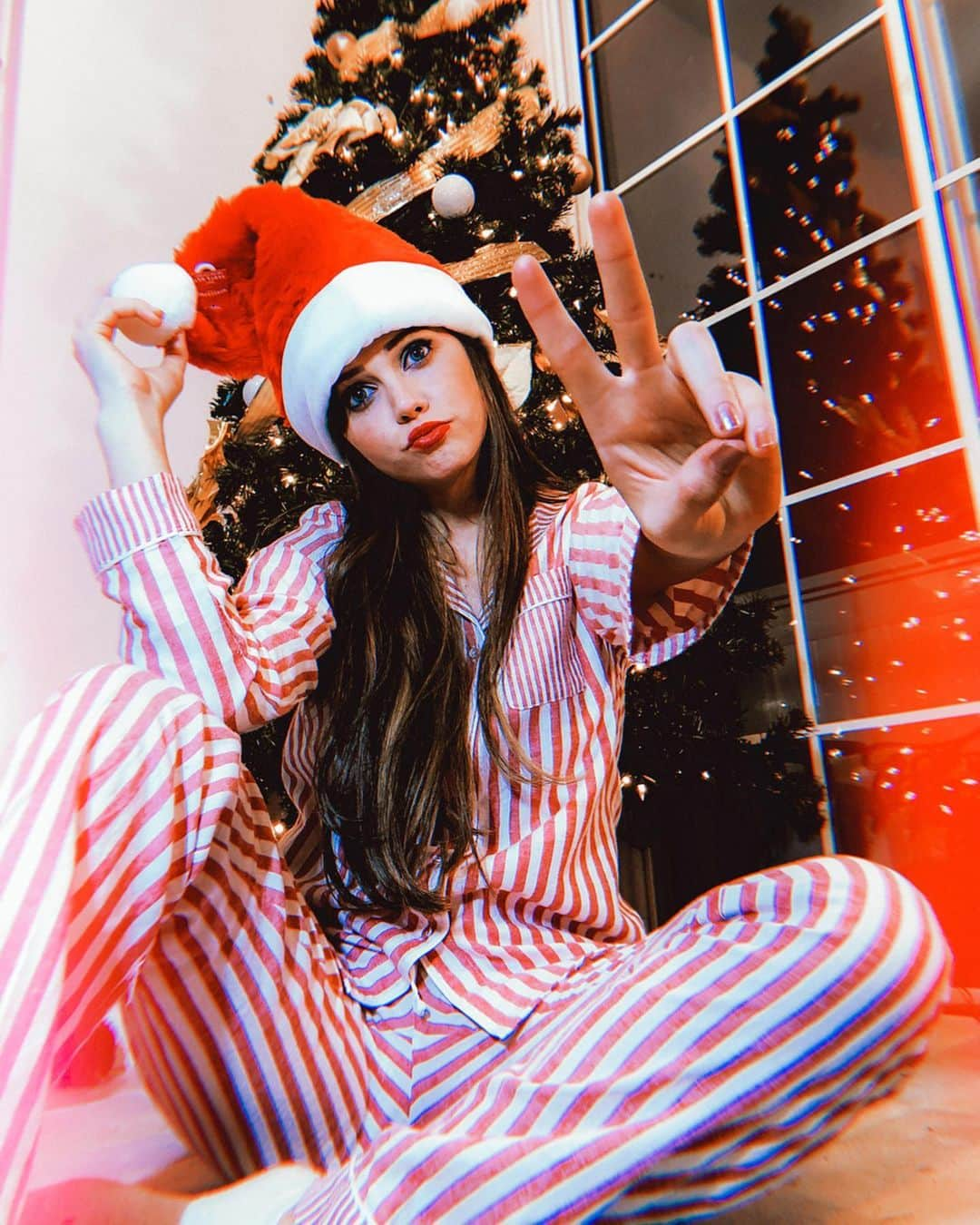 ティファニー・アルボードさんのインスタグラム写真 - (ティファニー・アルボードInstagram)「ITS BEGINNING TO FEEL A LOT LIKE CHRISTMAS 🎄😍🥰 2 more sleeps til Santa comes 🙈 - #QOTD: do you have any Christmas themed pjs? I’m guilty xD  #throwback」12月24日 17時26分 - tiffanyalvord