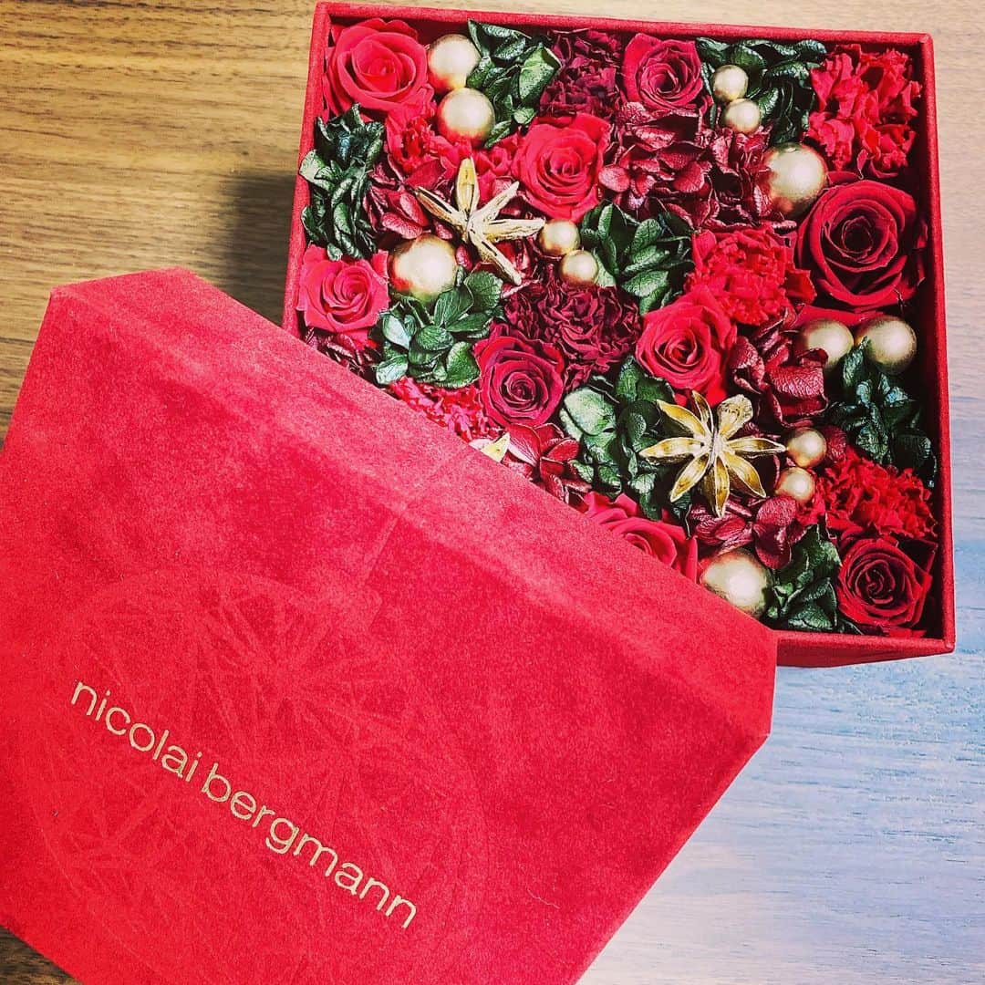 東森美和のインスタグラム：「今日はクリスマスイヴですね🎄 お客様から素敵なお花を頂きました‼︎ ありがとうございます🎁  弊社食品催事は年末年始はいつもバタバタですが、今年の年末年始は ・近鉄百貨店橿原店〜12/25 ・ららぽーと平塚湘南12/23〜12/28 ・浅草エキミセ1/1〜1/6 にて運営しております✨  銀座ファイトクラブは2019/12/27まで営業し、2020年は1/6より営業致します‼︎ 2019年も残り1週間ですね‼︎ もう来年半年先のお仕事案件の打合せなどもあり、いよいよ2020か〜という感じです✨  来年は新しい事業もスタートするので楽しみです‼︎とりあえずインフルエンザに気をつけてお仕事がんばります💓  #東森美和 #お知らせ #食品催事」